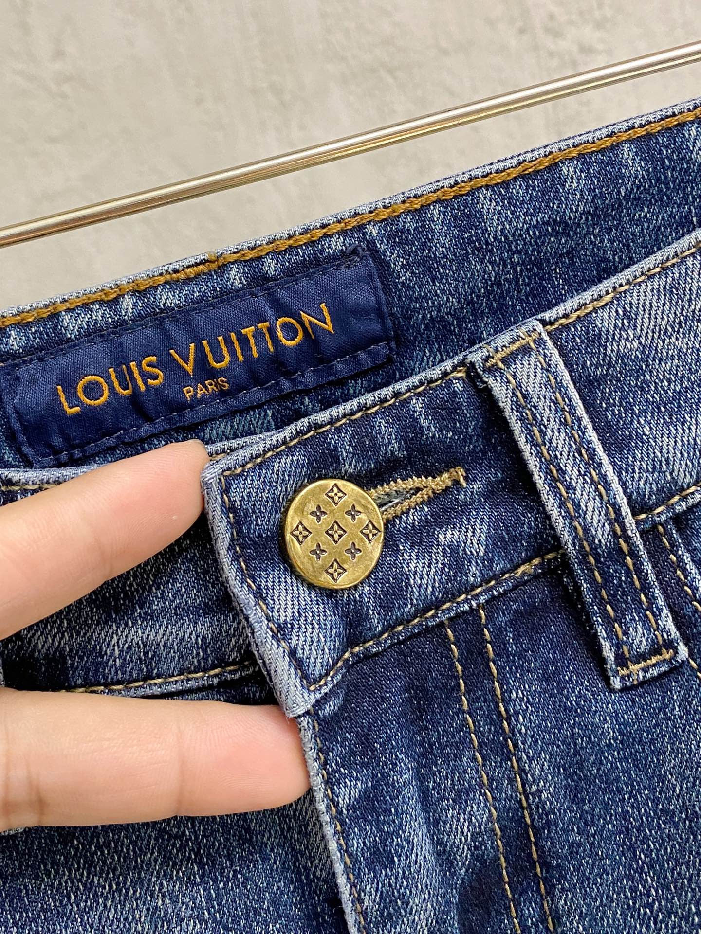 官网专柜同步有售，原单狠货，超级有范儿的一款牛仔裤，定制原版水洗牛仔面料，独特设计，顶级印花工艺字母图案