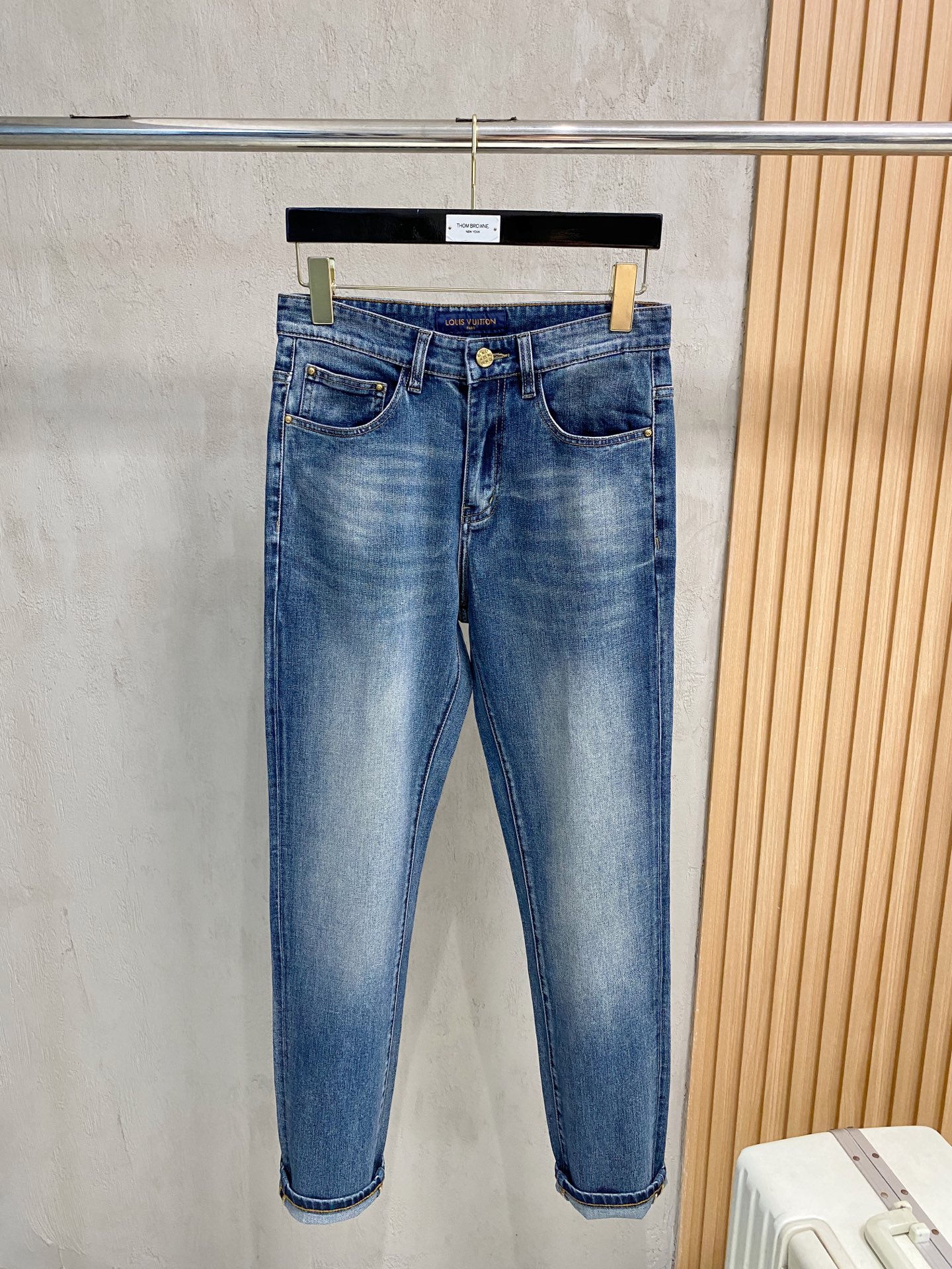 官网专柜同步有售，原单狠货，超级有范儿的一款牛仔裤，定制原版水洗牛仔面料，独特设计，顶级印花工艺字母图案