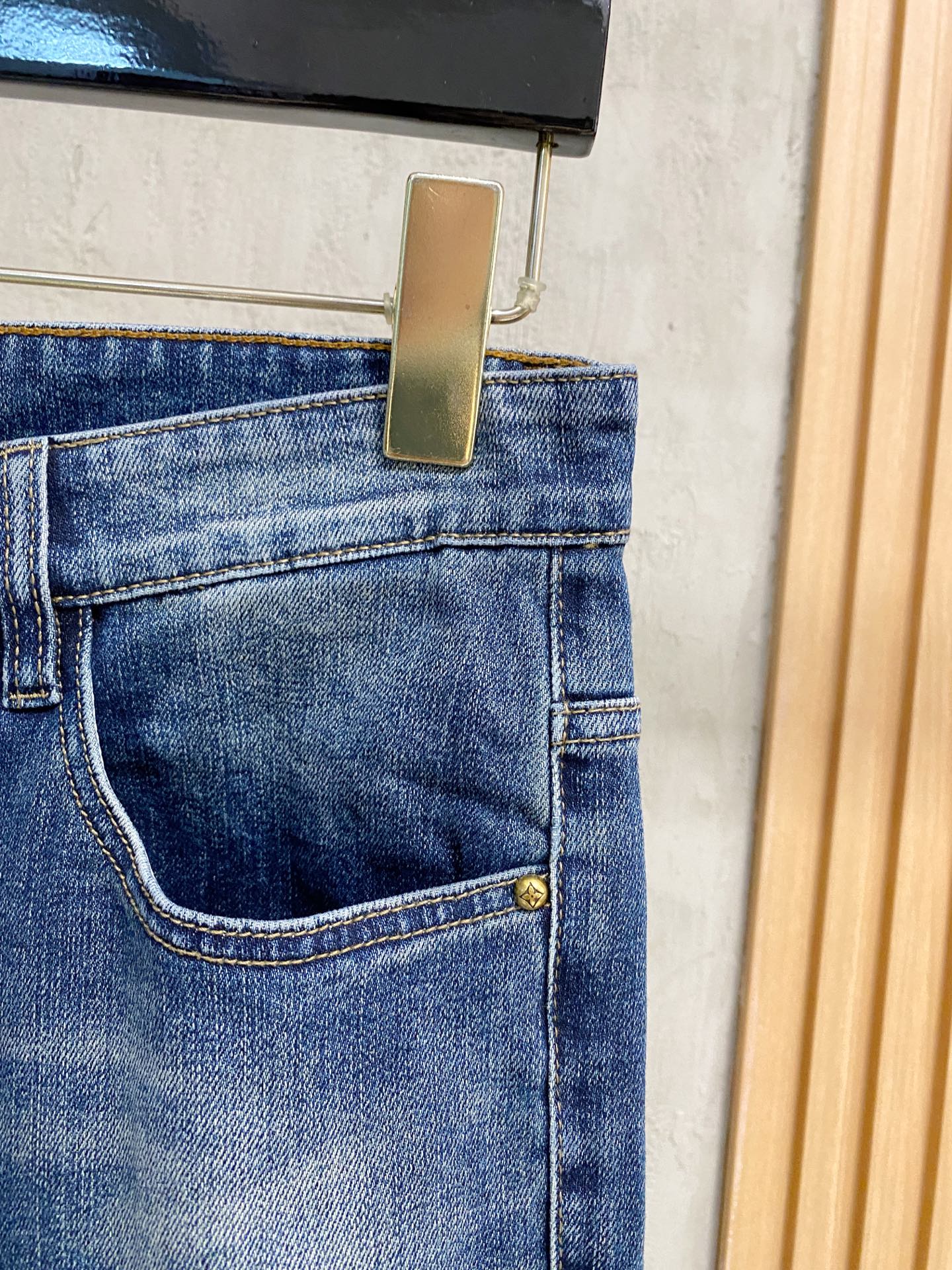 官网专柜同步有售，原单狠货，超级有范儿的一款牛仔裤，定制原版水洗牛仔面料，独特设计，顶级印花工艺字母图案