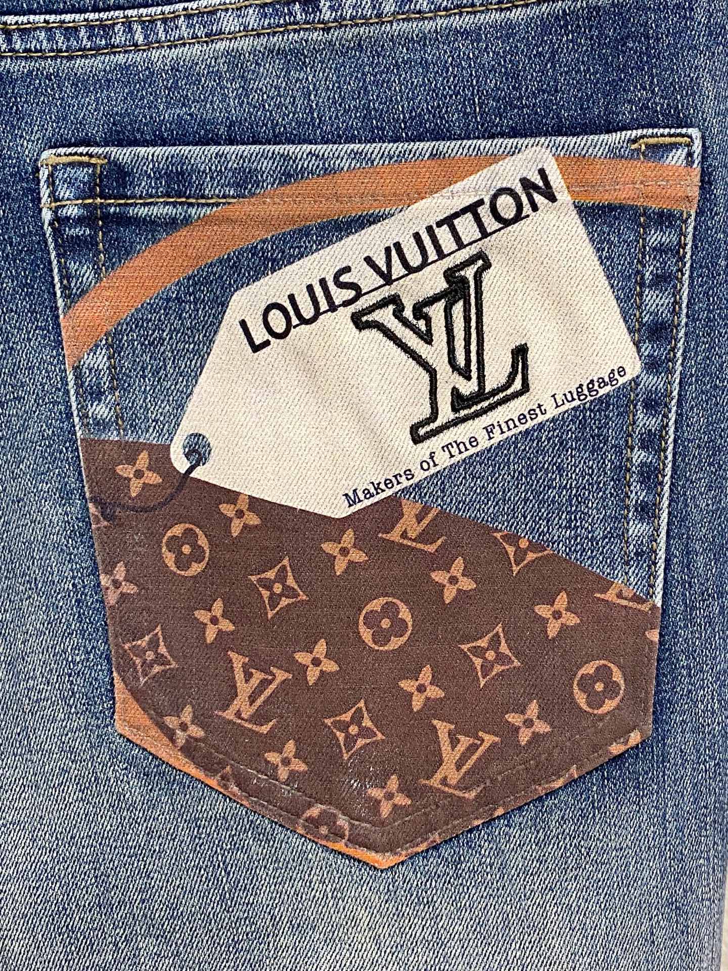 官网专柜同步有售，原单狠货，超级有范儿的一款牛仔裤，定制原版水洗牛仔面料，独特设计，顶级印花工艺字母图案