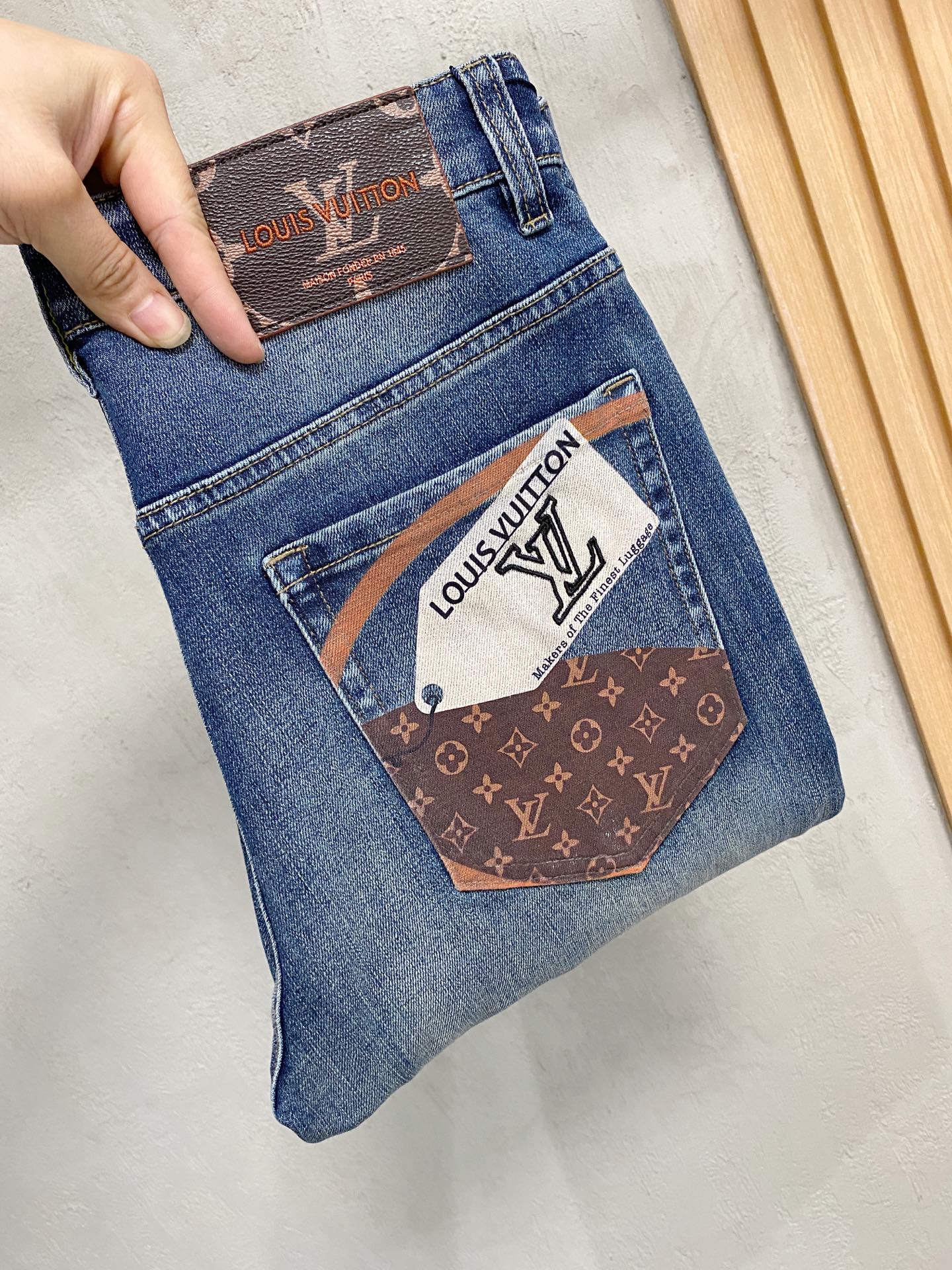 官网专柜同步有售，原单狠货，超级有范儿的一款牛仔裤，定制原版水洗牛仔面料，独特设计，顶级印花工艺字母图案