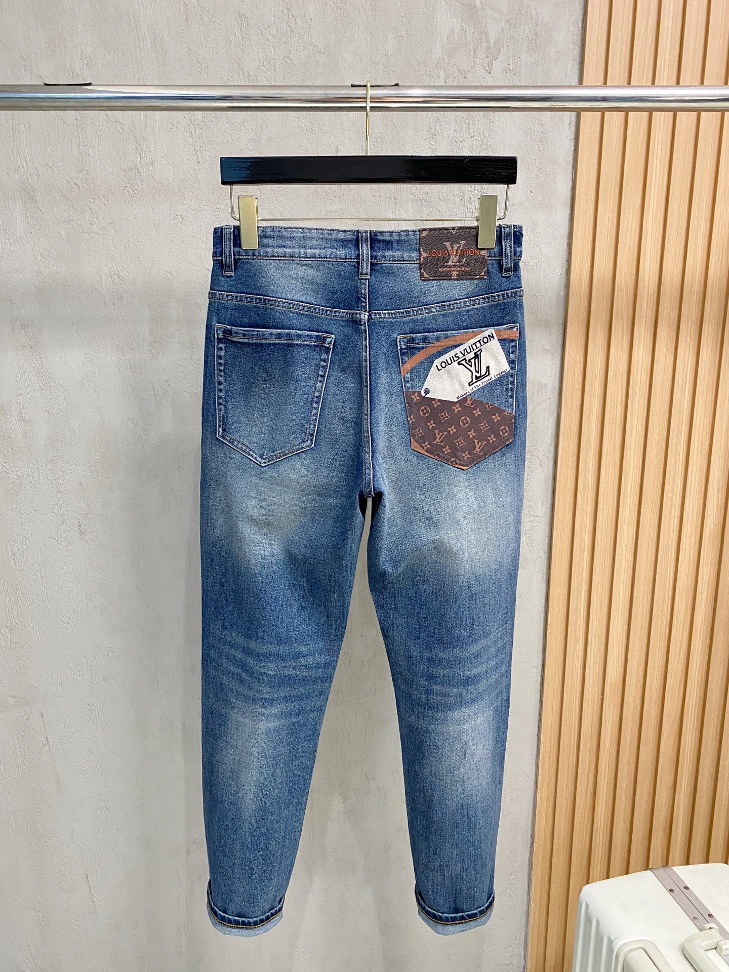 官网专柜同步有售，原单狠货，超级有范儿的一款牛仔裤，定制原版水洗牛仔面料，独特设计，顶级印花工艺字母图案