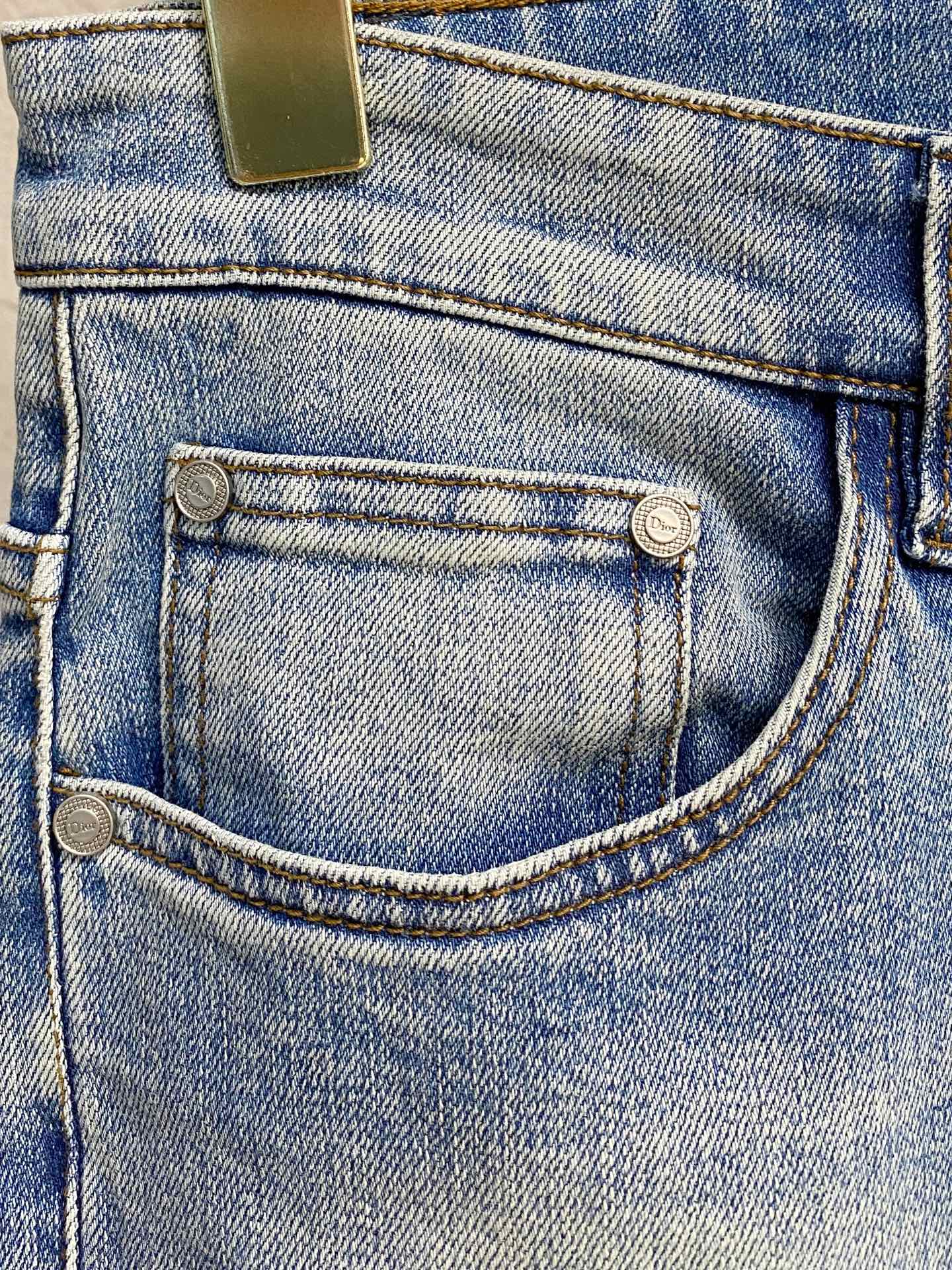 官网专柜同步有售，原单狠货，超级有范儿的一款牛仔裤，定制原版水洗牛仔面料，独特设计，顶级印花工艺字母图案