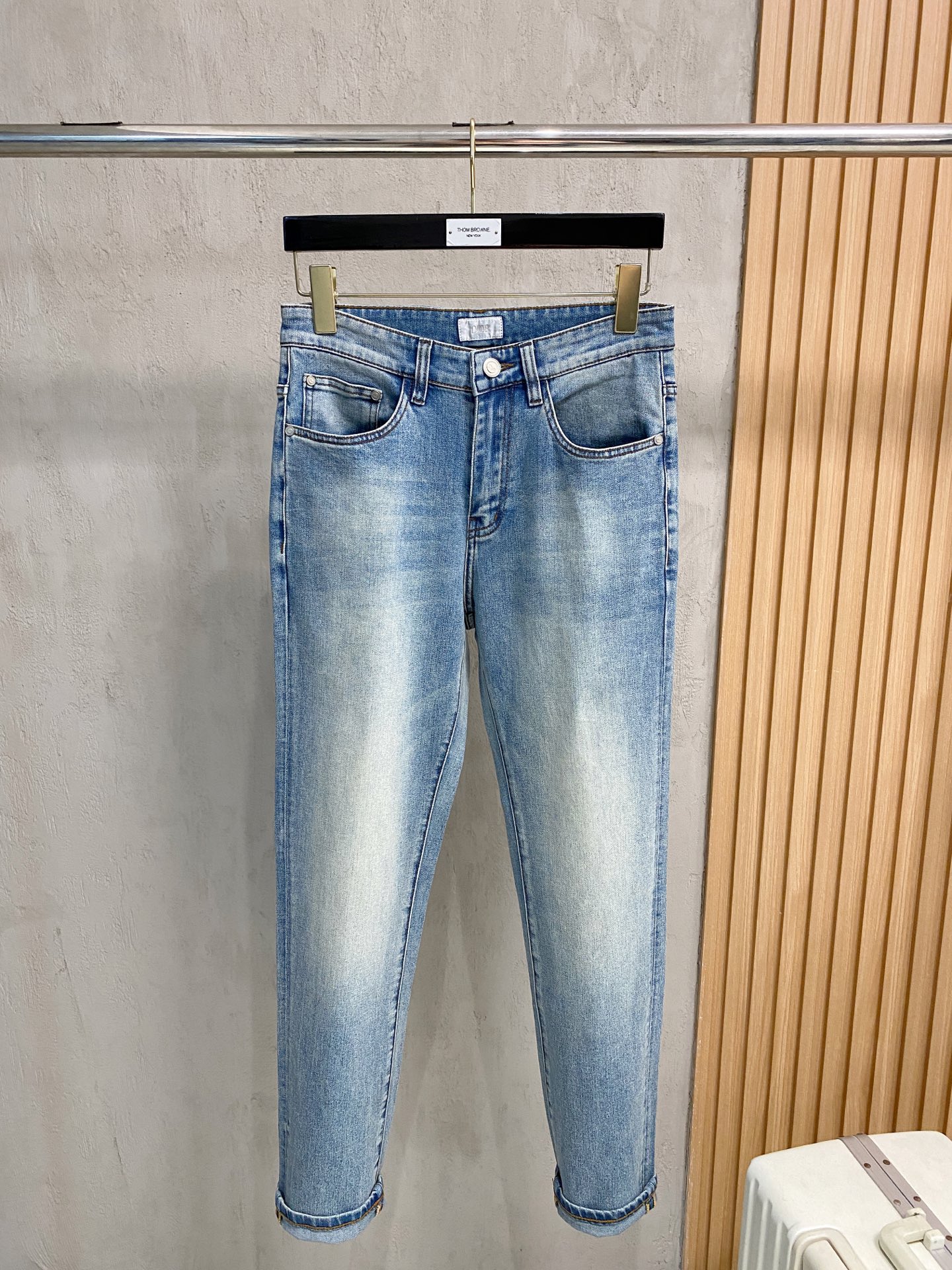 官网专柜同步有售，原单狠货，超级有范儿的一款牛仔裤，定制原版水洗牛仔面料，独特设计，顶级印花工艺字母图案