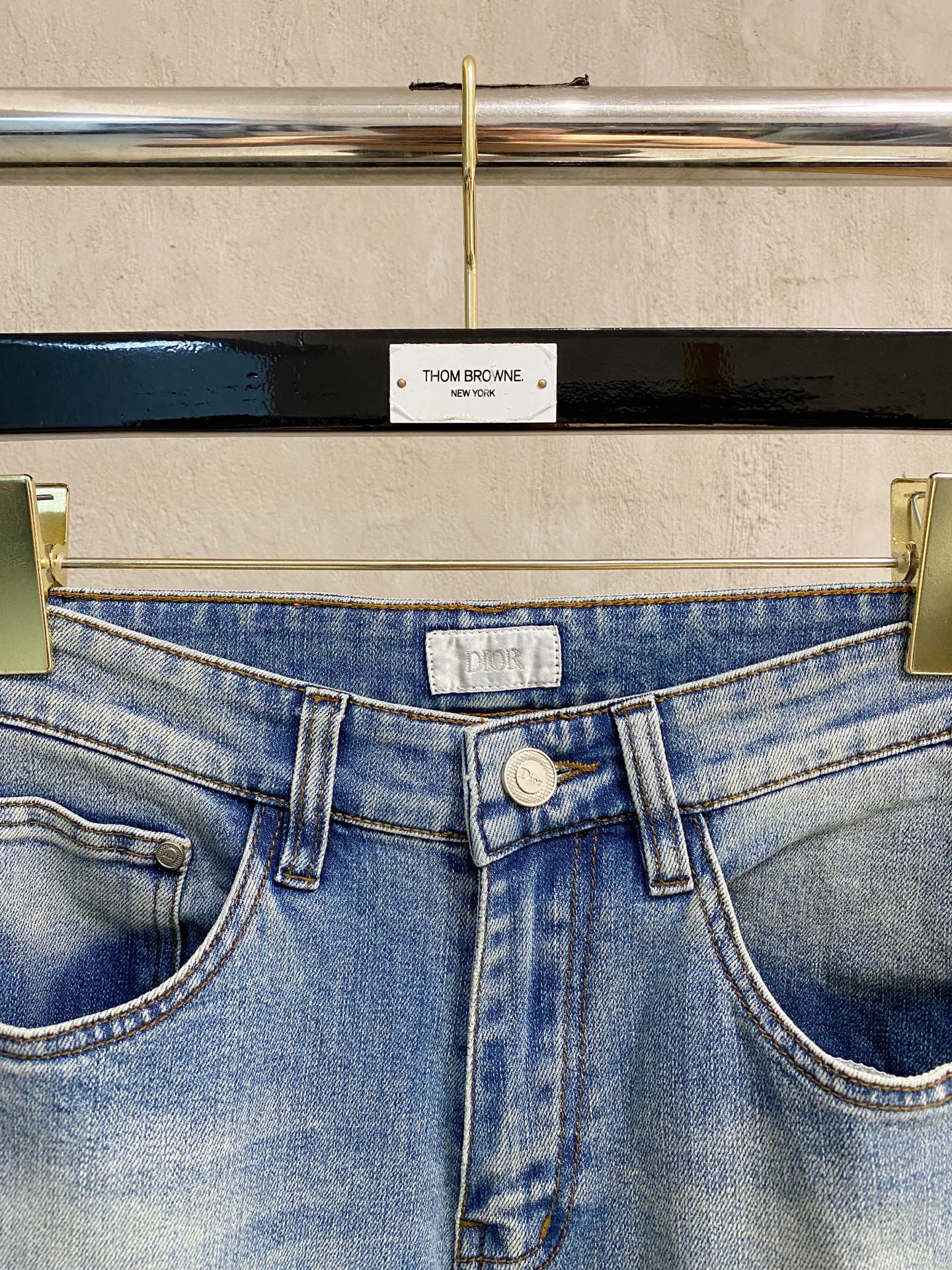 官网专柜同步有售，原单狠货，超级有范儿的一款牛仔裤，定制原版水洗牛仔面料，独特设计，顶级印花工艺字母图案