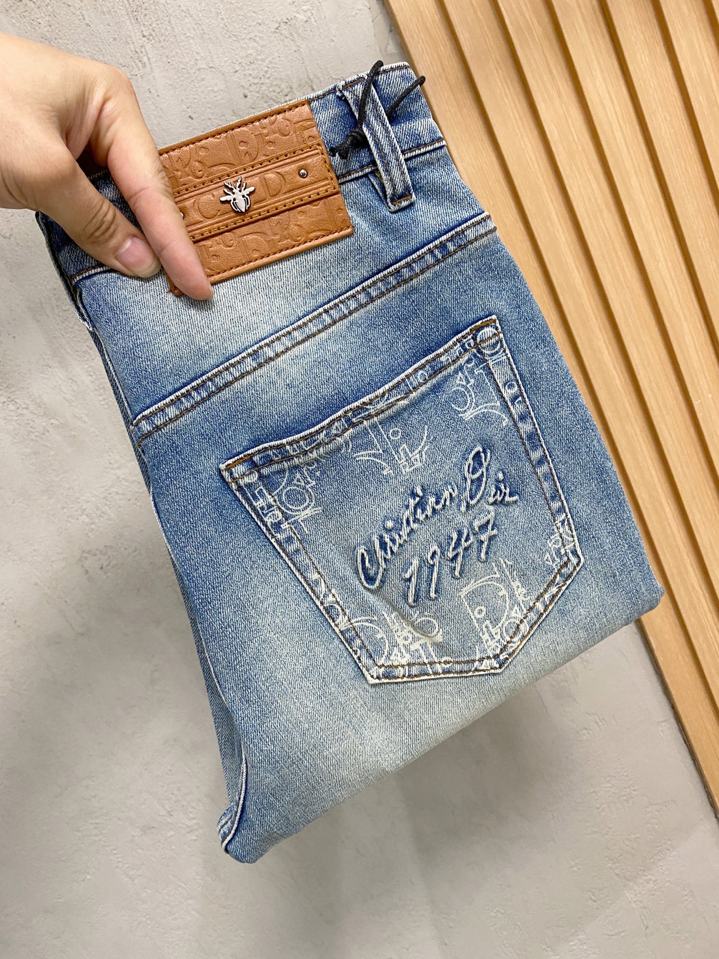 官网专柜同步有售，原单狠货，超级有范儿的一款牛仔裤，定制原版水洗牛仔面料，独特设计，顶级印花工艺字母图案