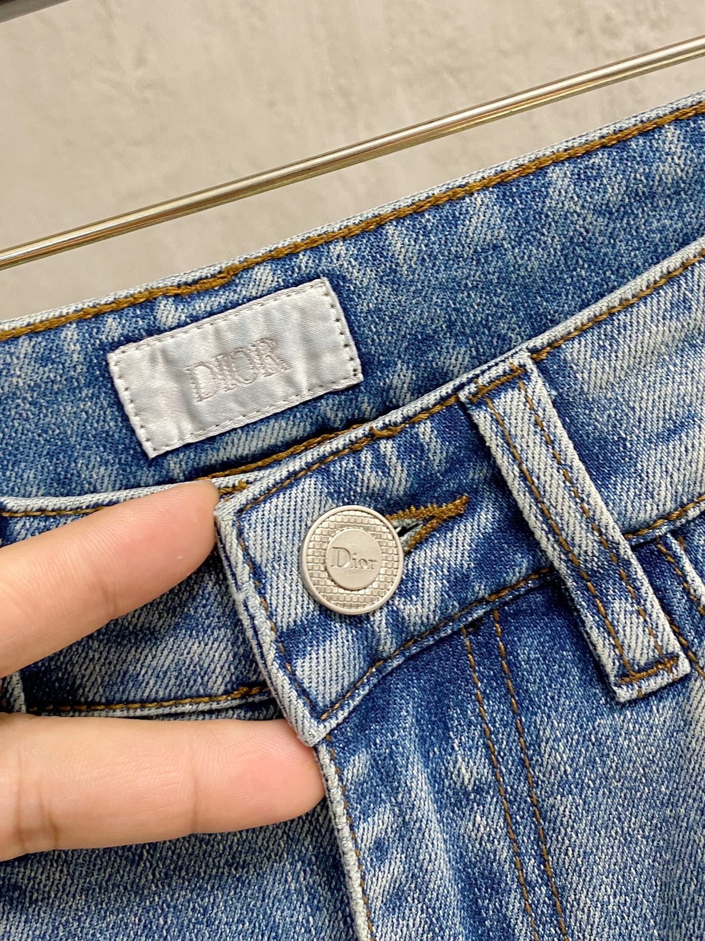 官网专柜同步有售，原单狠货，超级有范儿的一款牛仔裤，定制原版水洗牛仔面料，独特设计，顶级印花工艺字母图案