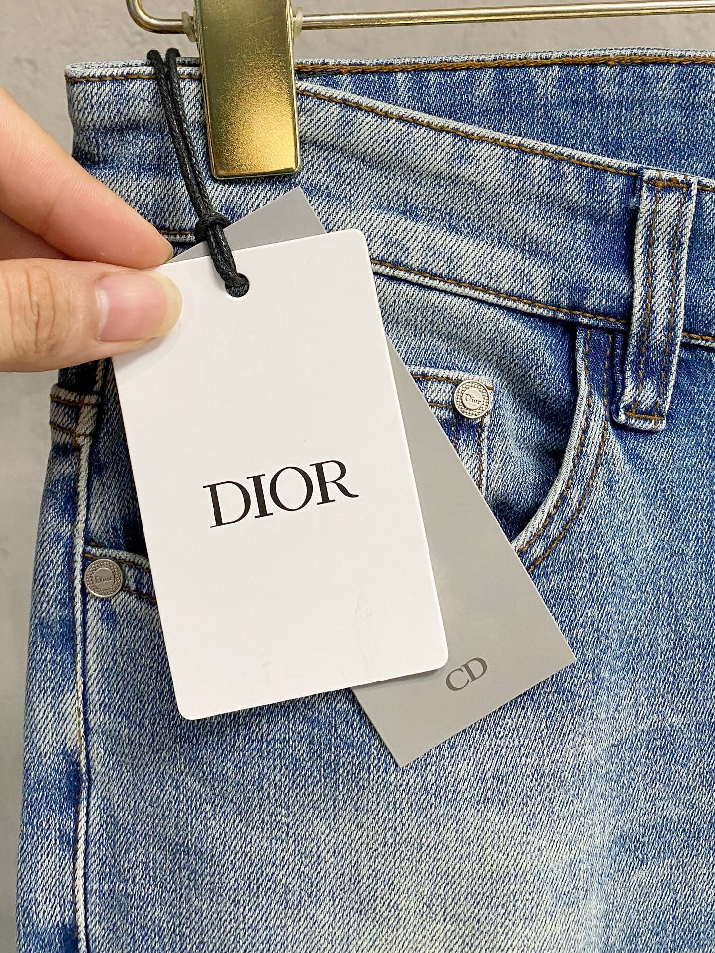 官网专柜同步有售，原单狠货，超级有范儿的一款牛仔裤，定制原版水洗牛仔面料，独特设计，顶级印花工艺字母图案