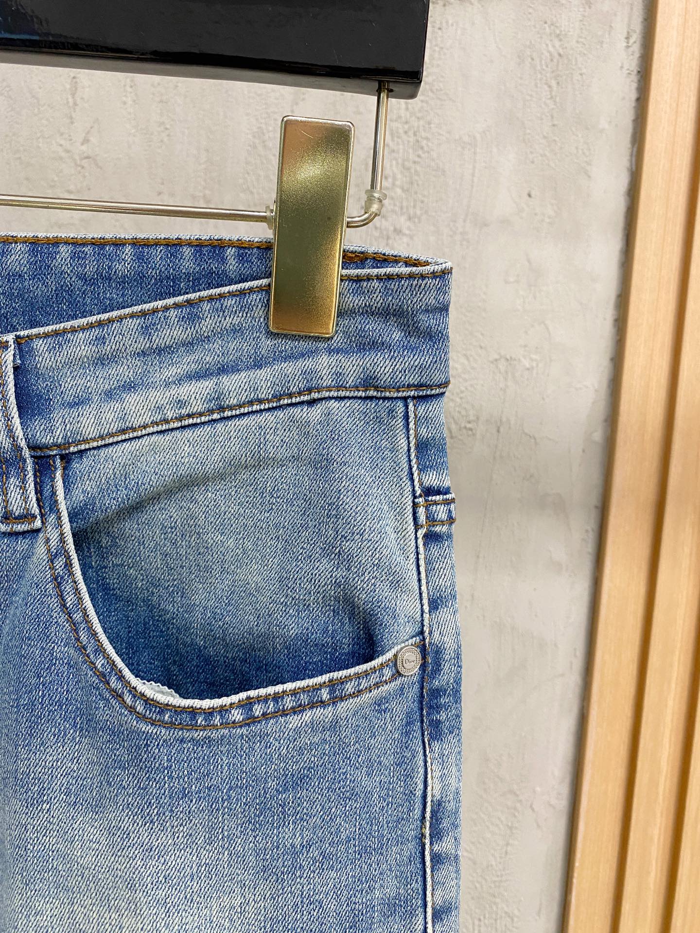 官网专柜同步有售，原单狠货，超级有范儿的一款牛仔裤，定制原版水洗牛仔面料，独特设计，顶级印花工艺字母图案