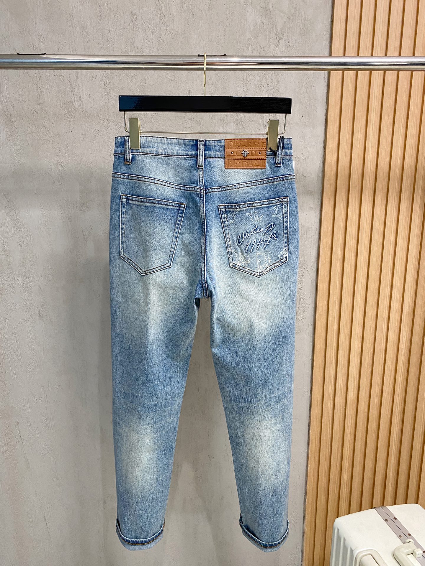 官网专柜同步有售，原单狠货，超级有范儿的一款牛仔裤，定制原版水洗牛仔面料，独特设计，顶级印花工艺字母图案