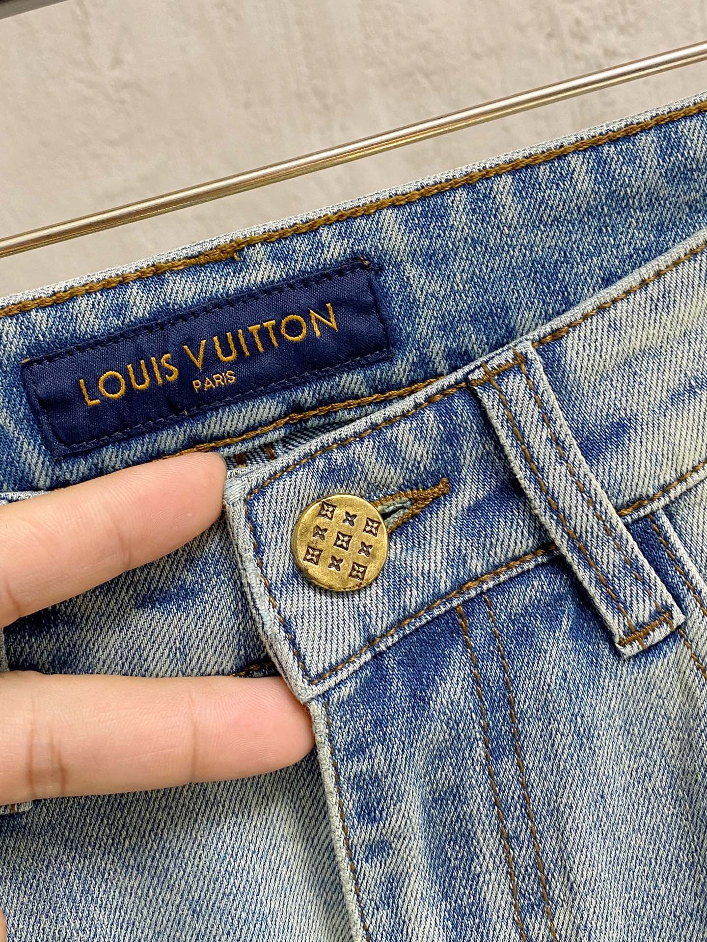 官网专柜同步有售，原单狠货，超级有范儿的一款牛仔裤，定制原版水洗牛仔面料，独特设计，顶级印花工艺字母图案