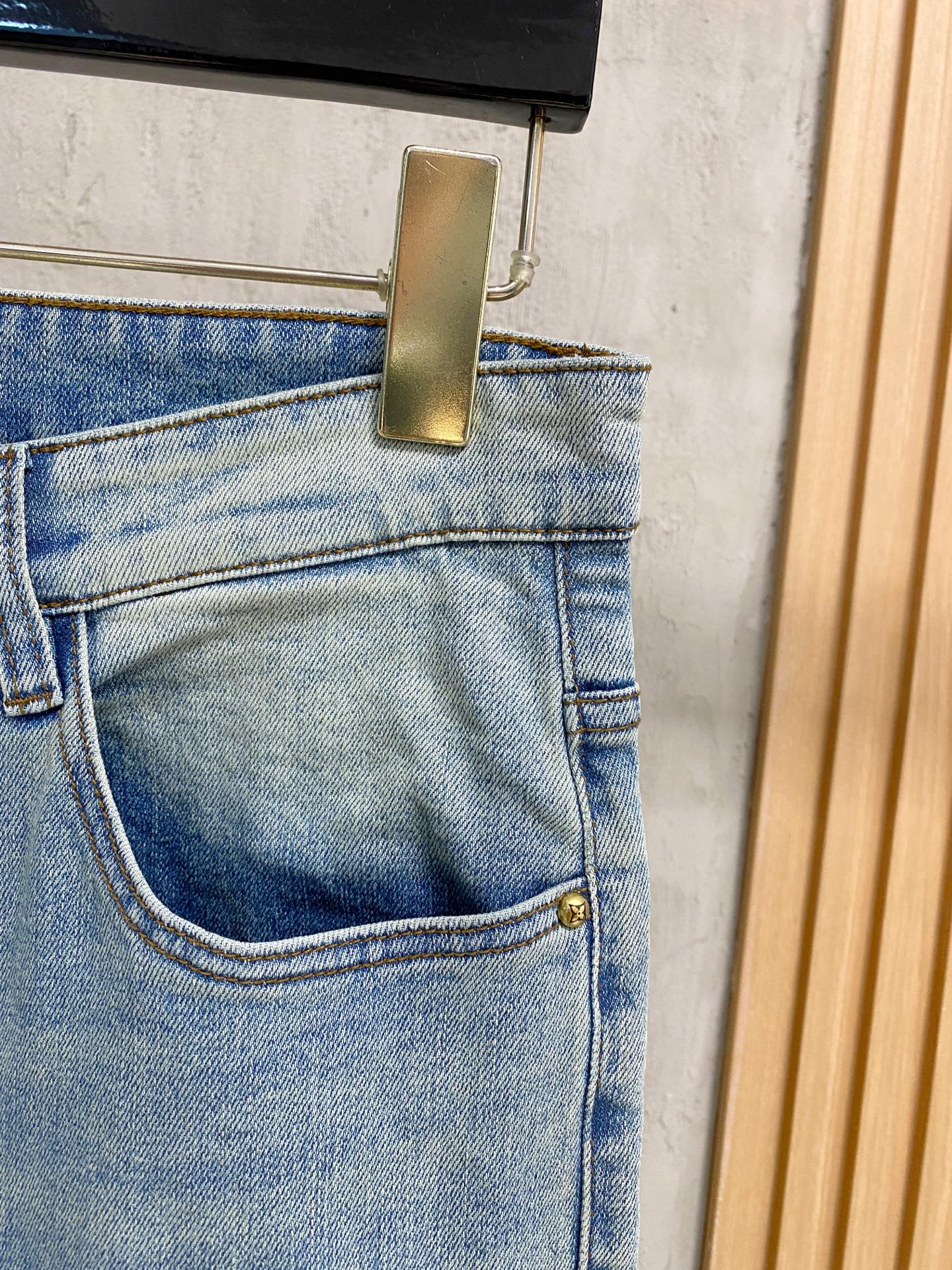 官网专柜同步有售，原单狠货，超级有范儿的一款牛仔裤，定制原版水洗牛仔面料，独特设计，顶级印花工艺字母图案