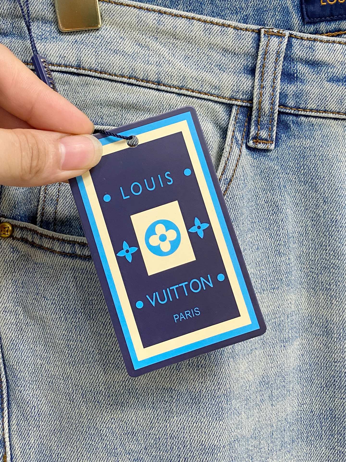 官网专柜同步有售，原单狠货，超级有范儿的一款牛仔裤，定制原版水洗牛仔面料，独特设计，顶级印花工艺字母图案