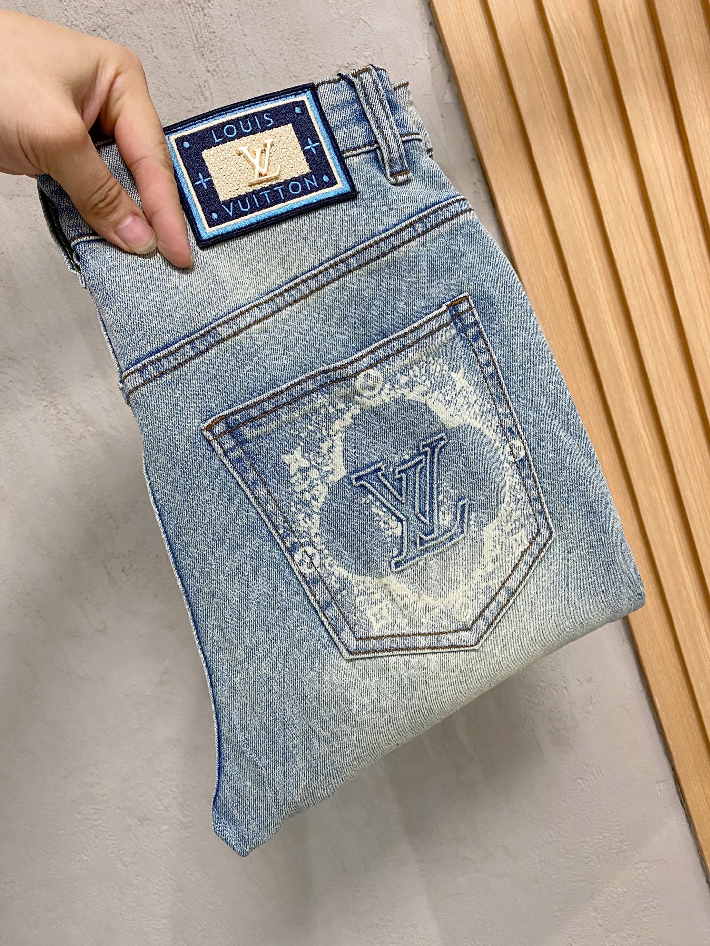 官网专柜同步有售，原单狠货，超级有范儿的一款牛仔裤，定制原版水洗牛仔面料，独特设计，顶级印花工艺字母图案