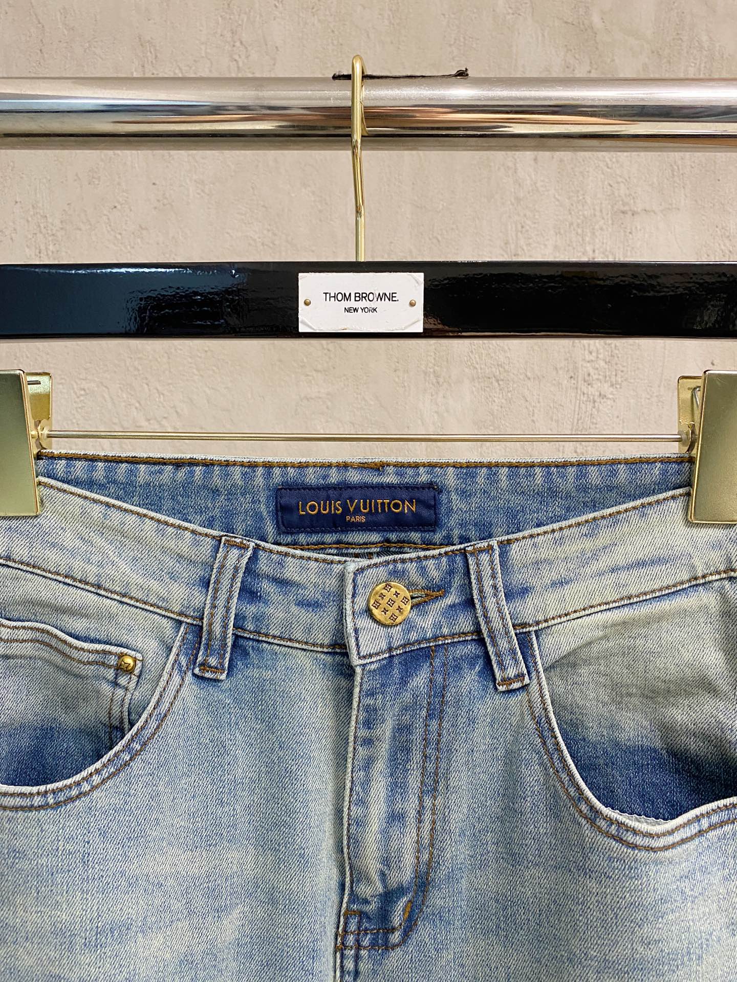 官网专柜同步有售，原单狠货，超级有范儿的一款牛仔裤，定制原版水洗牛仔面料，独特设计，顶级印花工艺字母图案