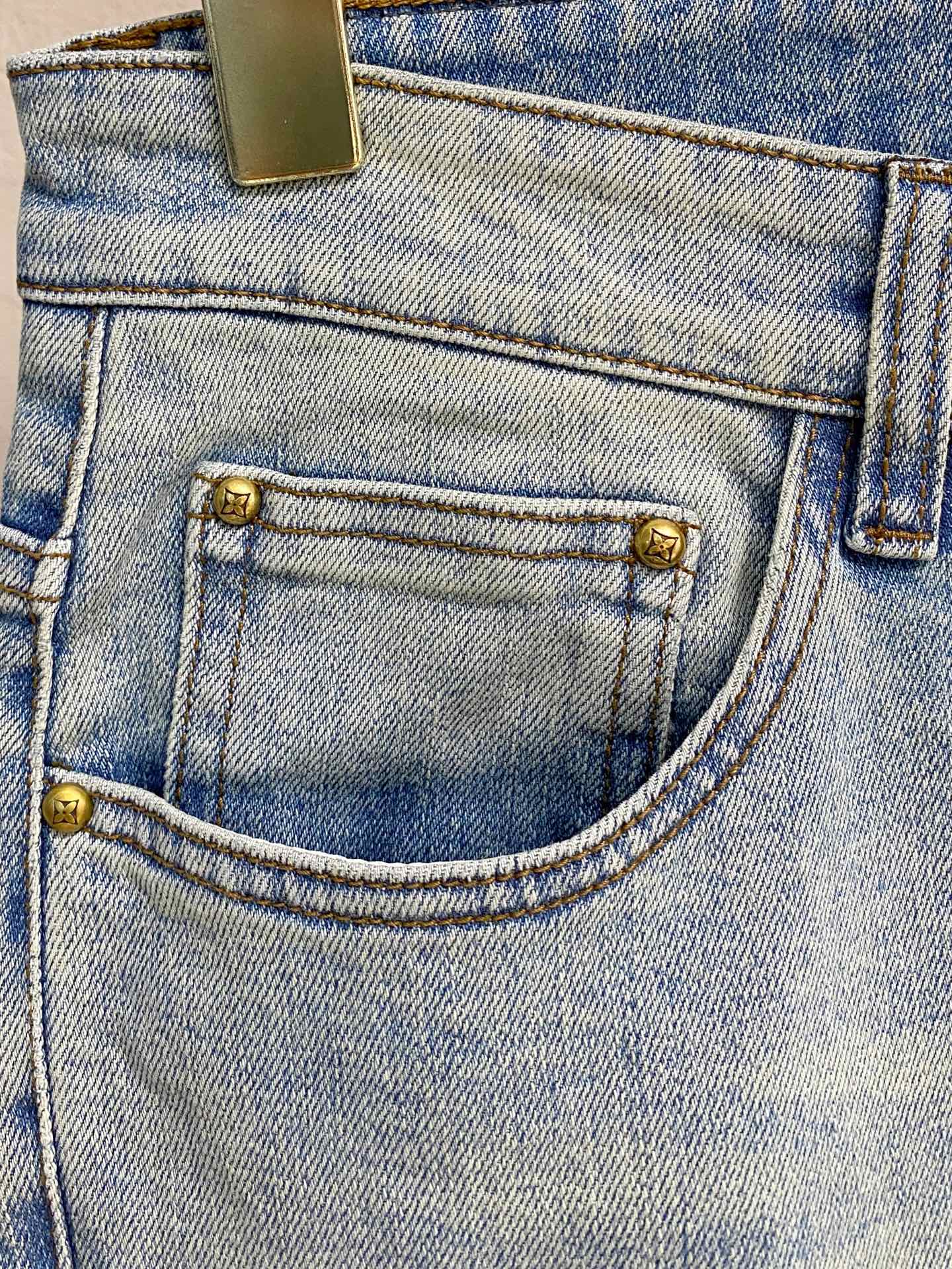 官网专柜同步有售，原单狠货，超级有范儿的一款牛仔裤，定制原版水洗牛仔面料，独特设计，顶级印花工艺字母图案