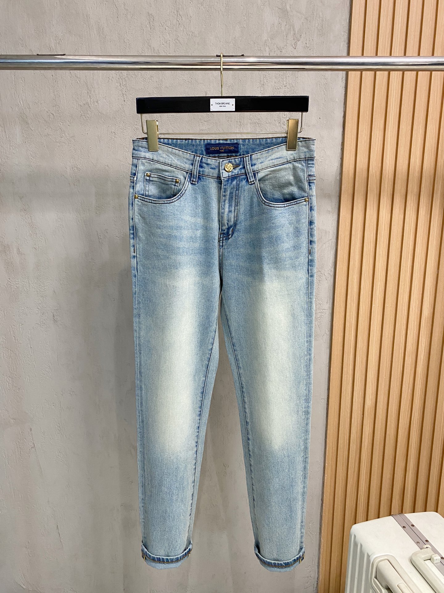 官网专柜同步有售，原单狠货，超级有范儿的一款牛仔裤，定制原版水洗牛仔面料，独特设计，顶级印花工艺字母图案