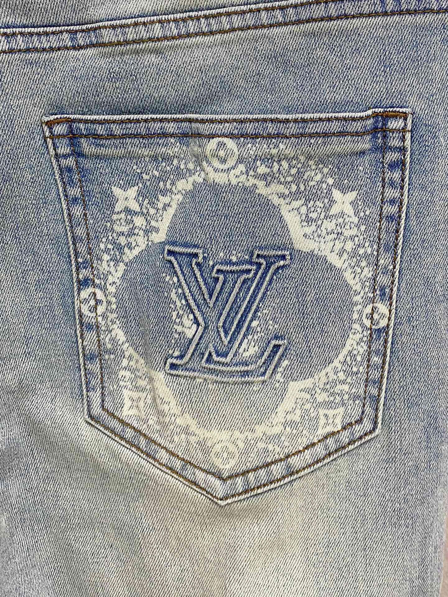 官网专柜同步有售，原单狠货，超级有范儿的一款牛仔裤，定制原版水洗牛仔面料，独特设计，顶级印花工艺字母图案