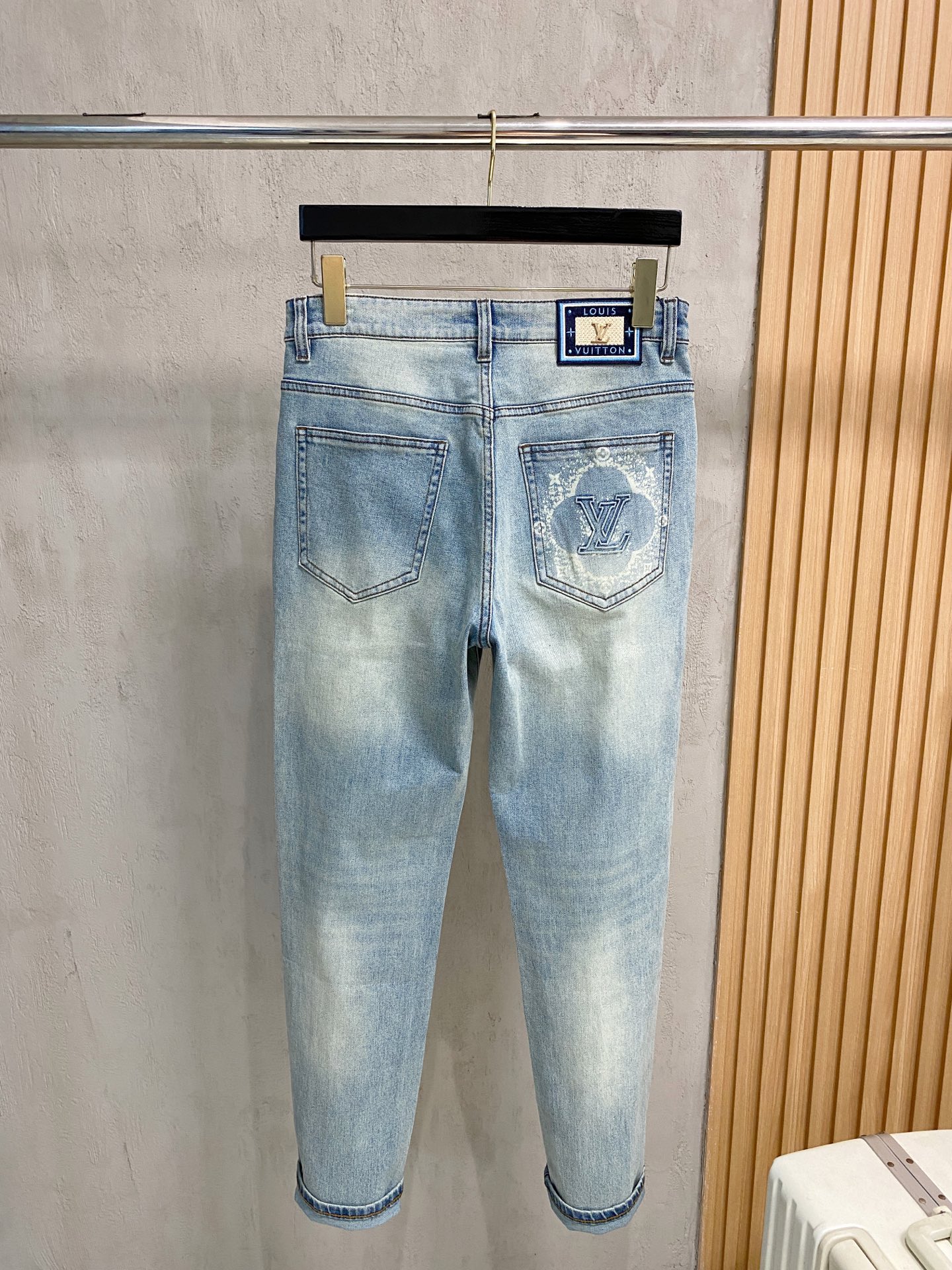 官网专柜同步有售，原单狠货，超级有范儿的一款牛仔裤，定制原版水洗牛仔面料，独特设计，顶级印花工艺字母图案