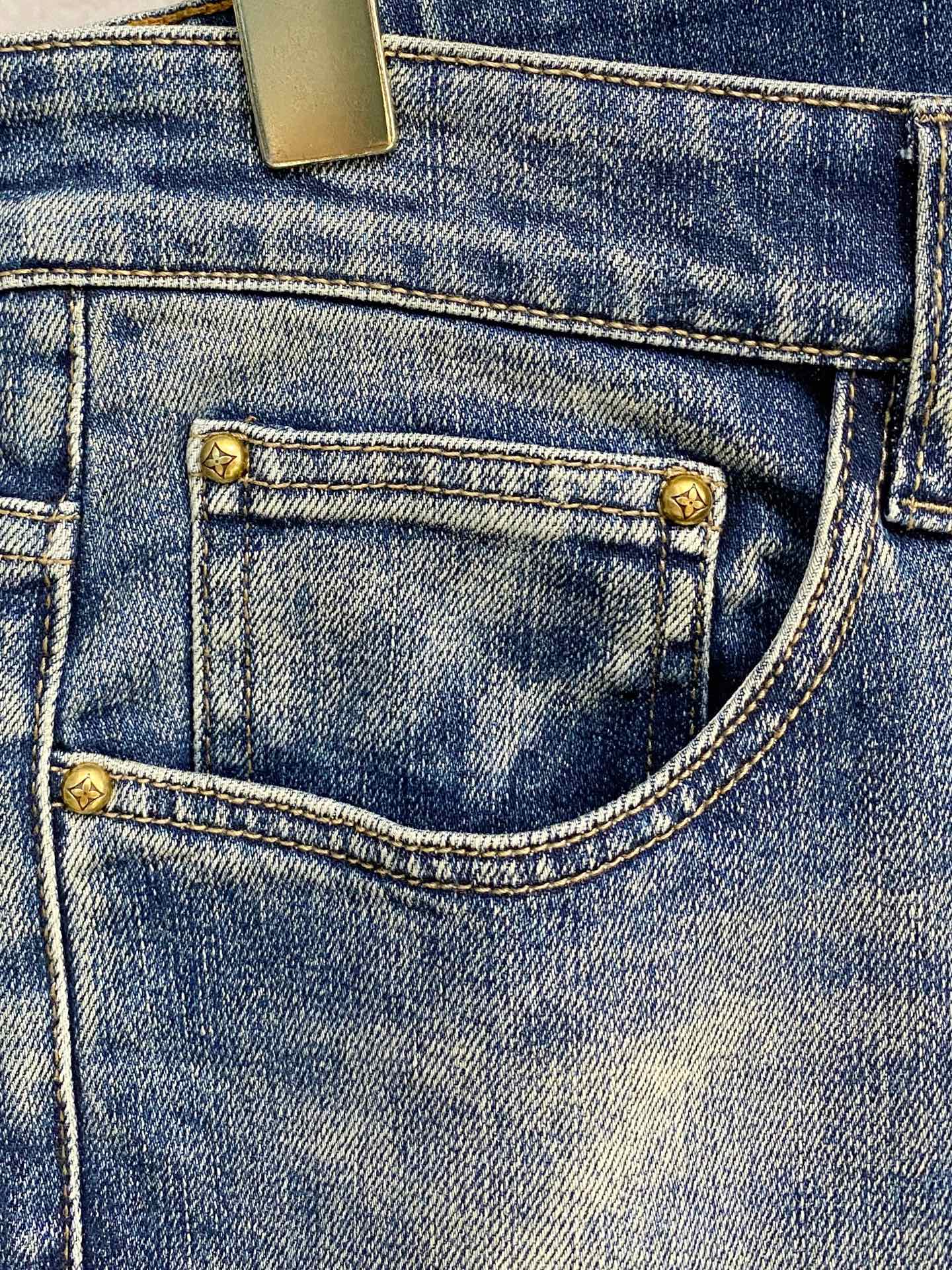 官网专柜同步有售，原单狠货，超级有范儿的一款牛仔裤，定制原版水洗牛仔面料，独特设计，顶级印花工艺字母图案