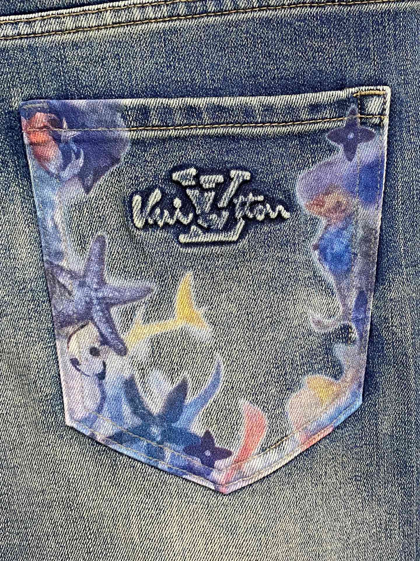 官网专柜同步有售，原单狠货，超级有范儿的一款牛仔裤，定制原版水洗牛仔面料，独特设计，顶级印花工艺字母图案
