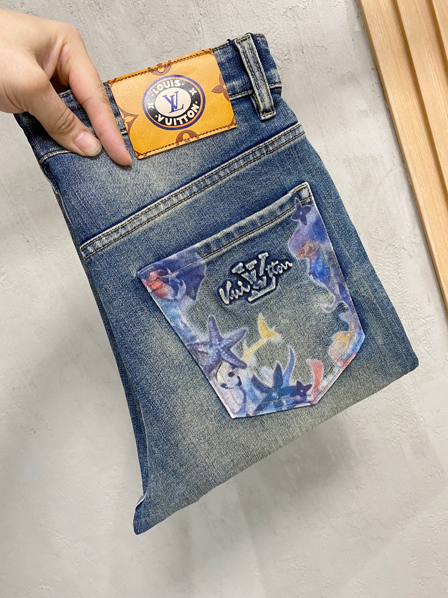 NO:463054,The official website counter is available at the same time, original singles are ruthless, super stylish jeans, customized original washing denim fabric, unique design, top-grade printing craft letter pattern logo, original hardware and auxiliary decoration, extremely superior jeans, the materials and craftsmanship are extremely luxurious and exquisite, extremely high-end, handsome and stylish, recommended, 30-38, jeans, alexander wang19860909官网专柜同步有售,原单狠货,超级有范儿的一款牛仔裤,定制原版水洗牛仔面料,独特设计,顶级印花工艺字母图案logo,原版五金辅料装饰,极为翘楚的一款牛仔裤,用料与工艺都极致奢华精湛,档次极高,上身帅气有型,推荐,码数30—38,,jeans,alexander wang,Men's clothing