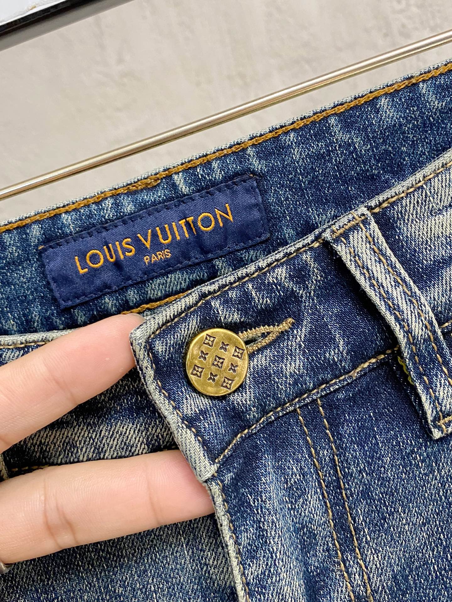 官网专柜同步有售，原单狠货，超级有范儿的一款牛仔裤，定制原版水洗牛仔面料，独特设计，顶级印花工艺字母图案