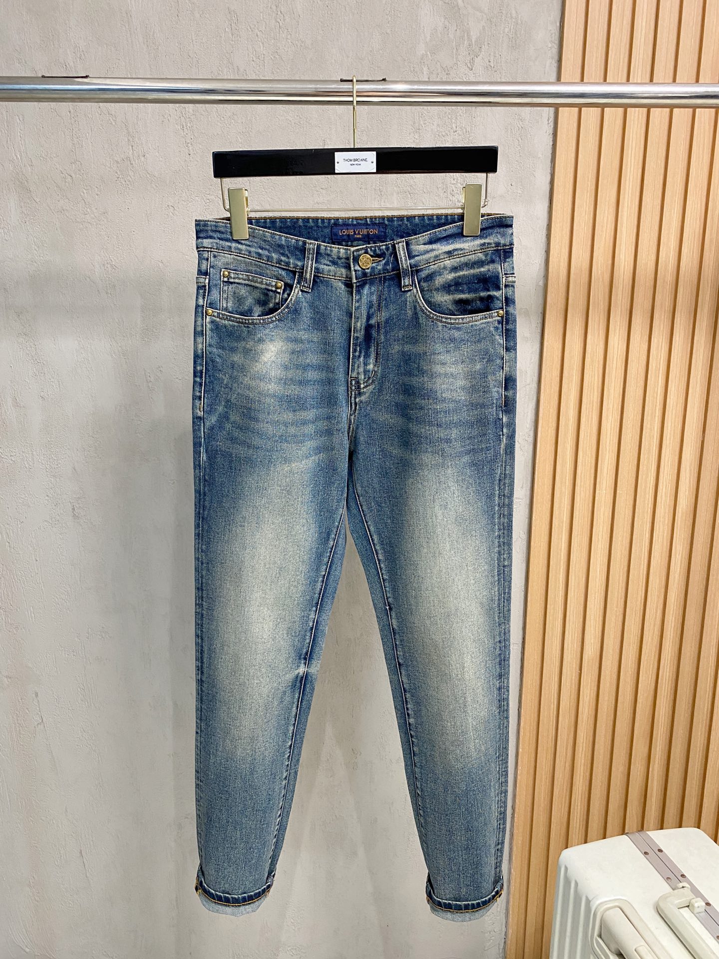 官网专柜同步有售，原单狠货，超级有范儿的一款牛仔裤，定制原版水洗牛仔面料，独特设计，顶级印花工艺字母图案