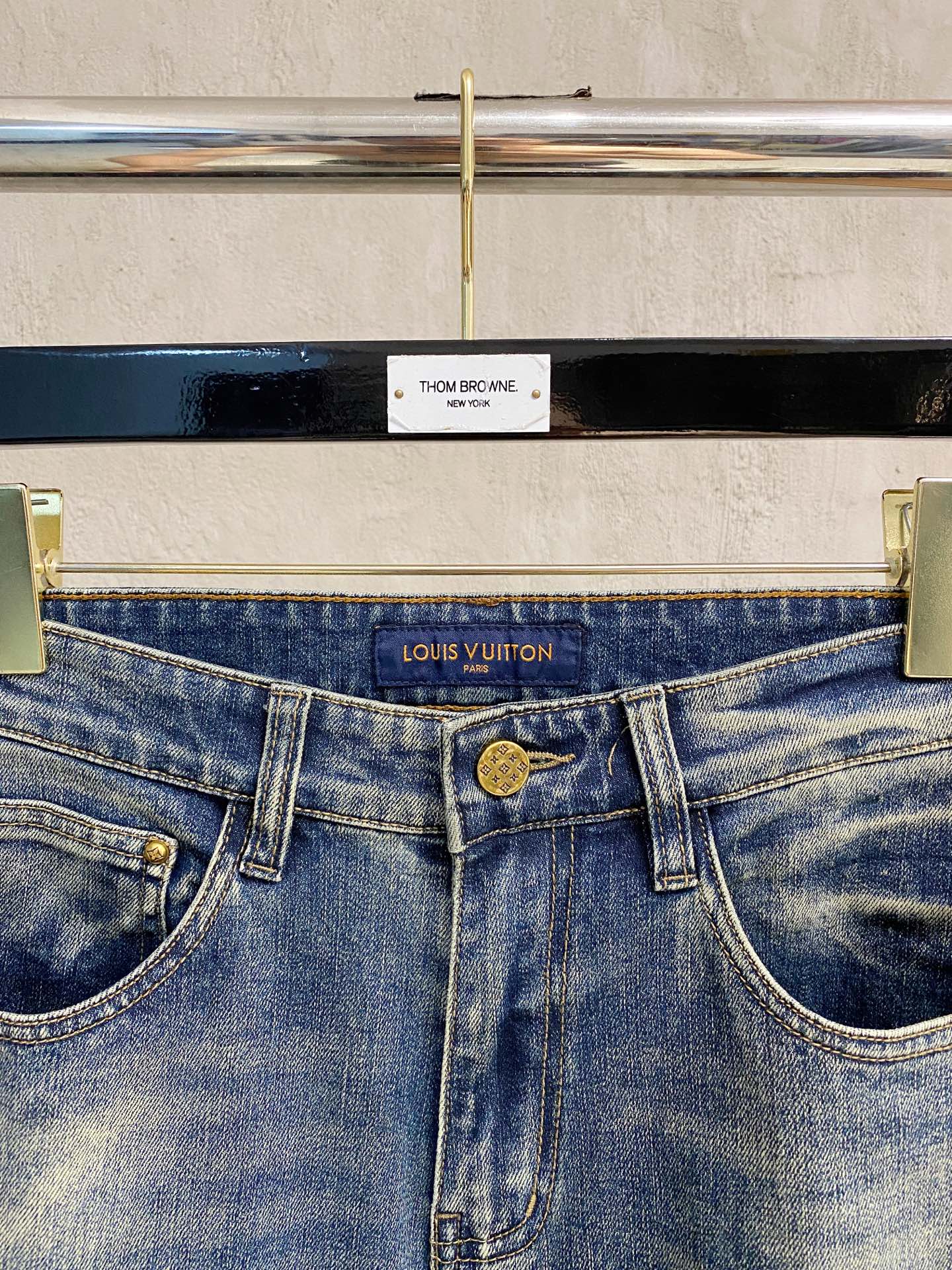 官网专柜同步有售，原单狠货，超级有范儿的一款牛仔裤，定制原版水洗牛仔面料，独特设计，顶级印花工艺字母图案