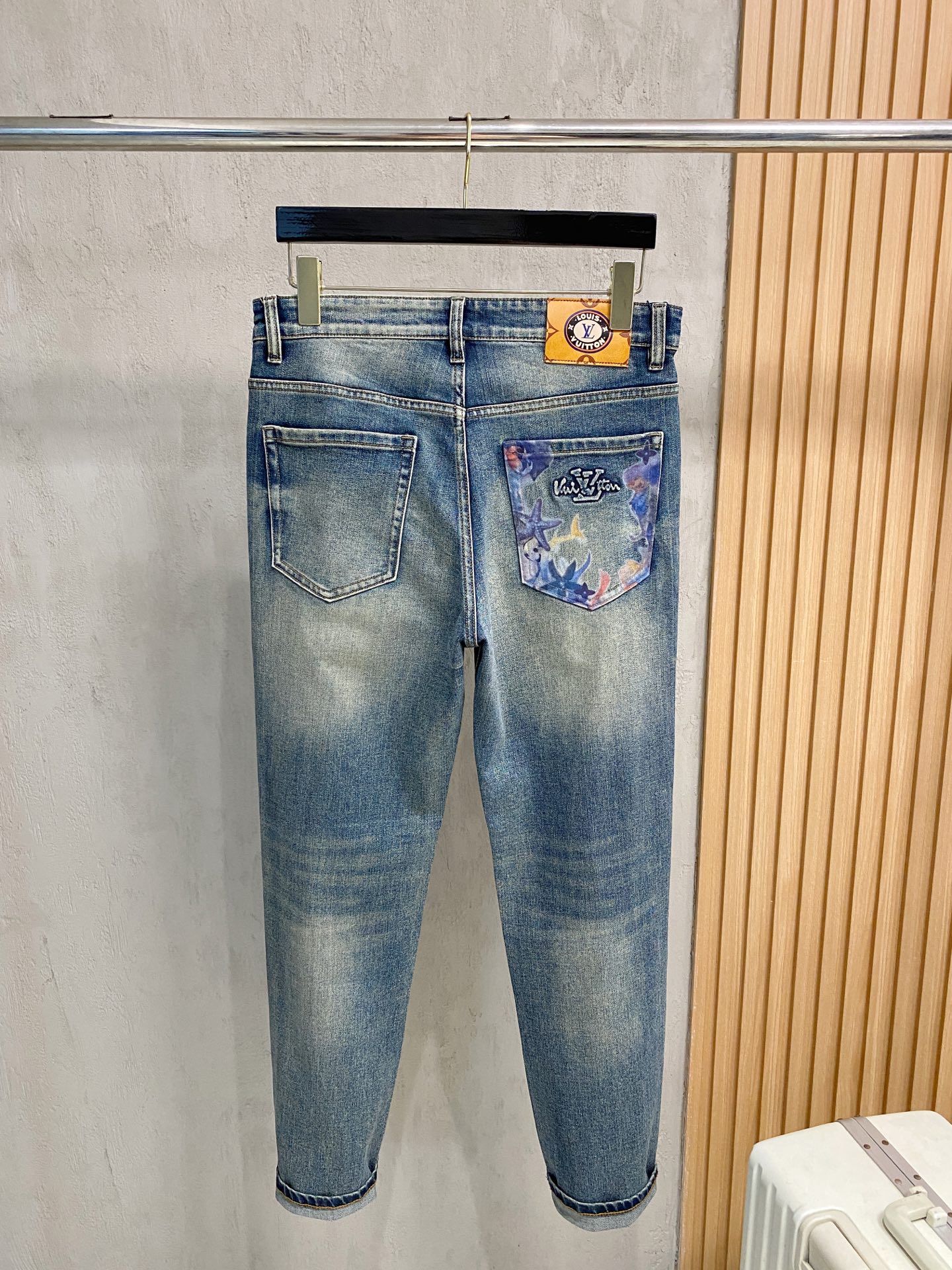 官网专柜同步有售，原单狠货，超级有范儿的一款牛仔裤，定制原版水洗牛仔面料，独特设计，顶级印花工艺字母图案