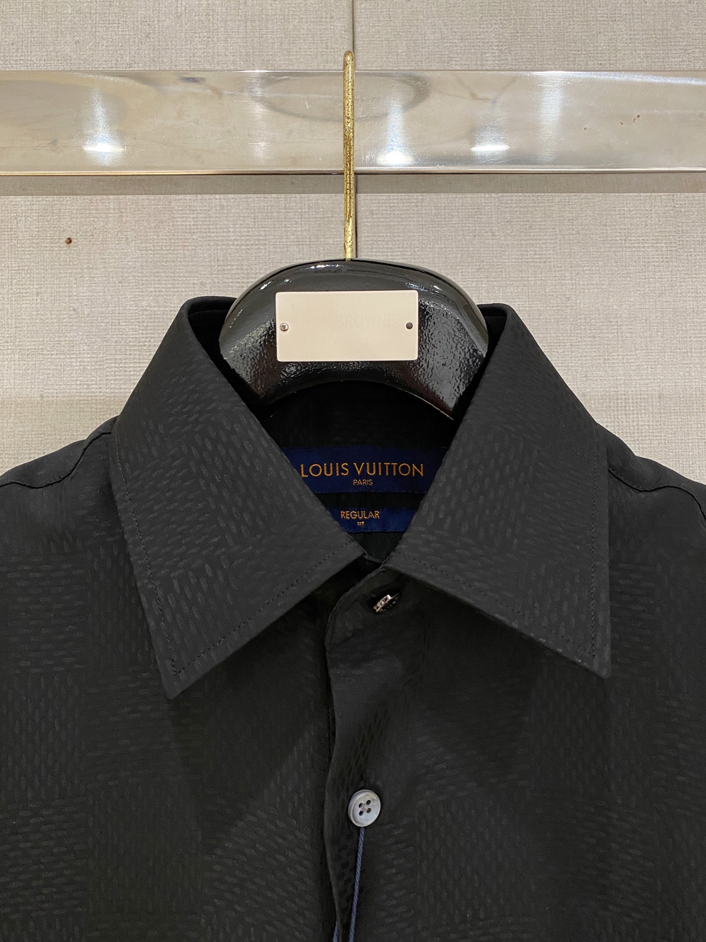 P，P轻盈雅致，短袖衬衫——25年春夏日里的温柔守候短袖衬衫，臻品定制系列的材质、精湛的工艺细节和卓越的