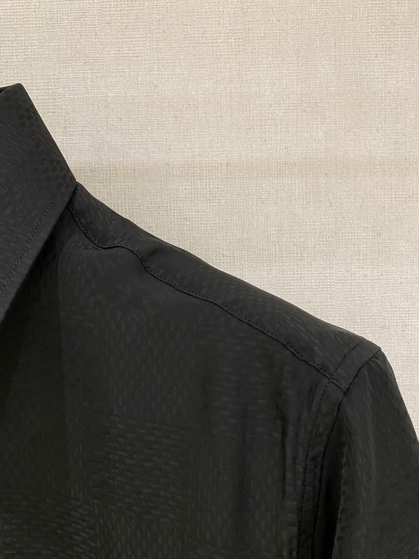 P，P轻盈雅致，短袖衬衫——25年春夏日里的温柔守候短袖衬衫，臻品定制系列的材质、精湛的工艺细节和卓越的