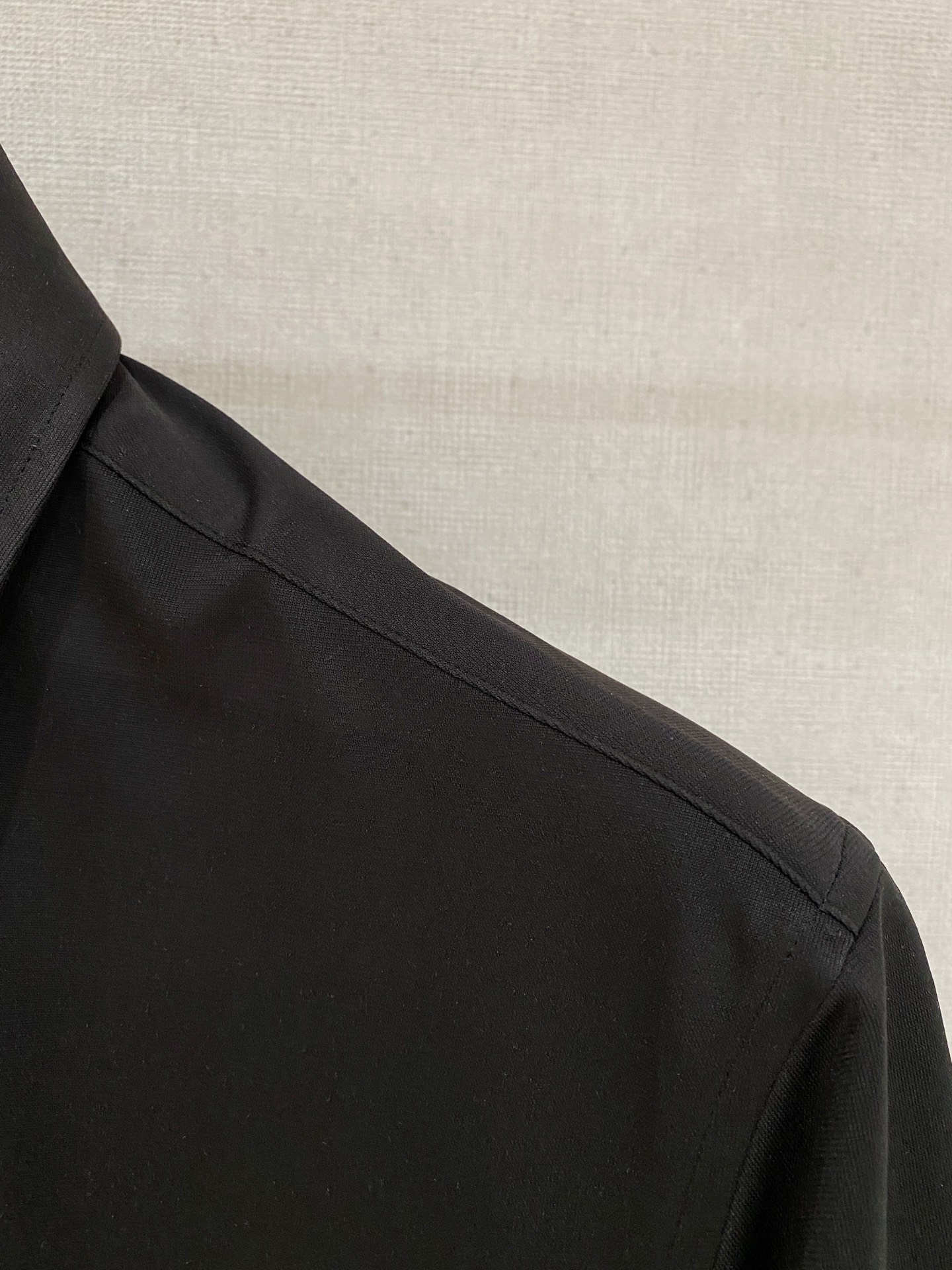 P，P轻盈雅致，短袖衬衫——25年春夏日里的温柔守候短袖衬衫，臻品定制系列的材质、精湛的工艺细节和卓越的