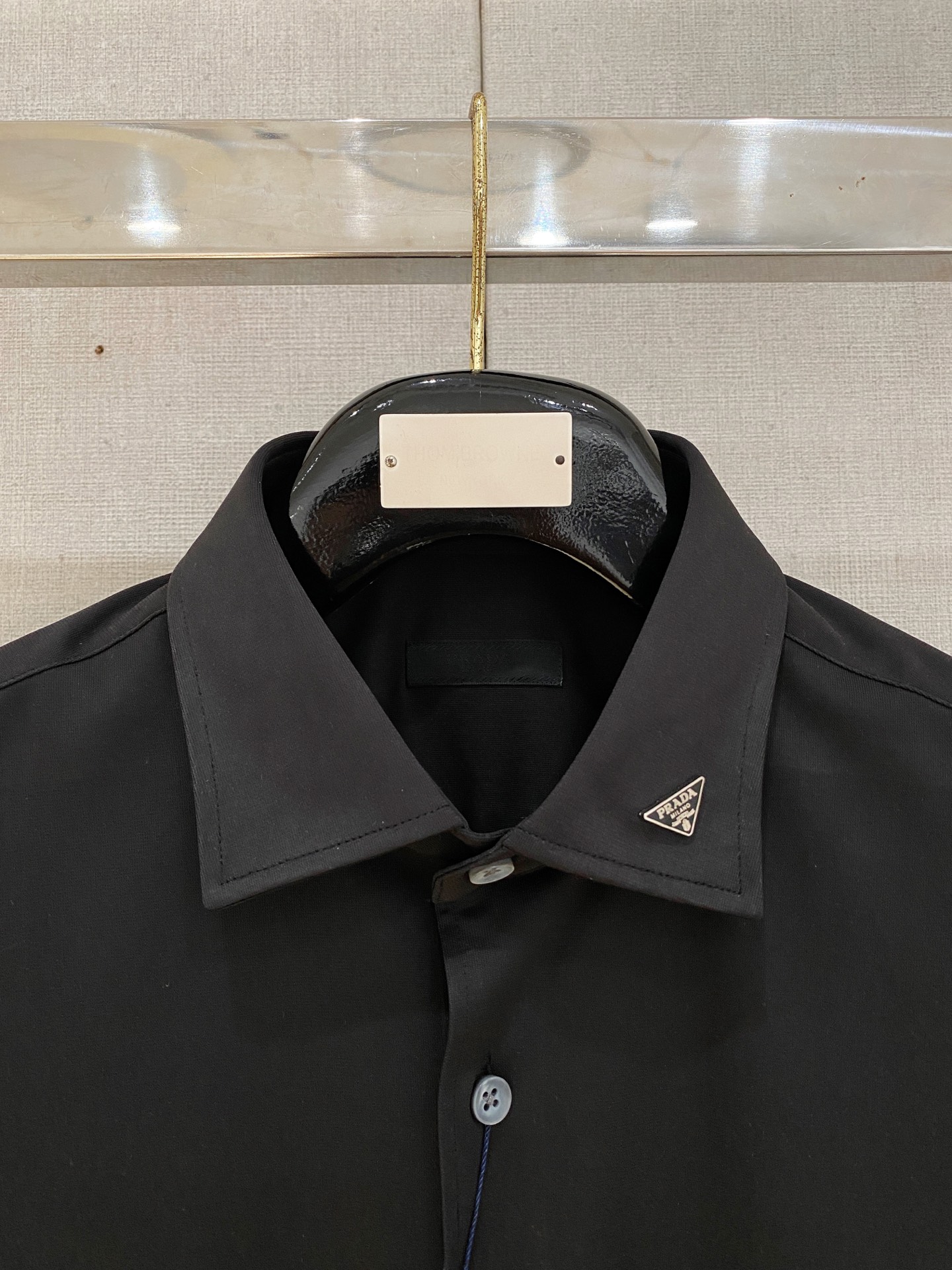 P，P轻盈雅致，短袖衬衫——25年春夏日里的温柔守候短袖衬衫，臻品定制系列的材质、精湛的工艺细节和卓越的