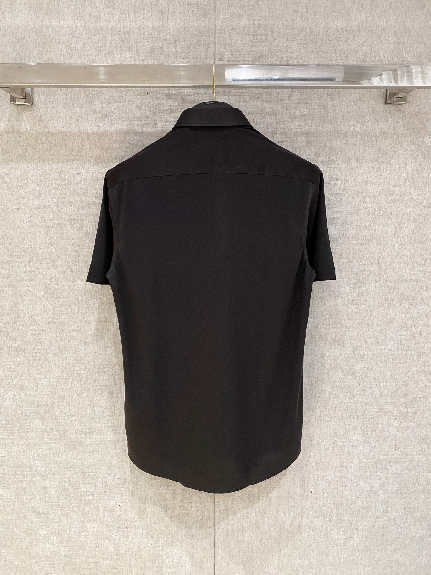 P，P轻盈雅致，短袖衬衫——25年春夏日里的温柔守候短袖衬衫，臻品定制系列的材质、精湛的工艺细节和卓越的