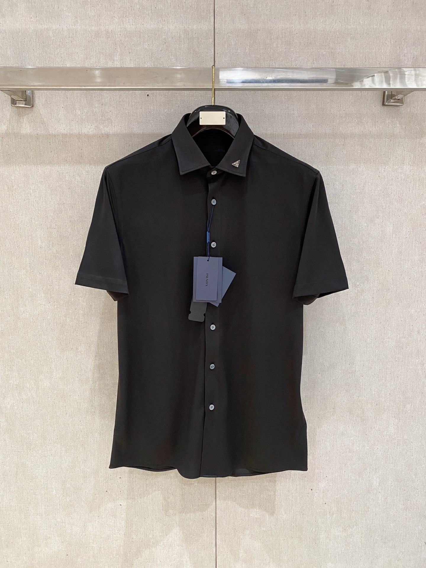 P，P轻盈雅致，短袖衬衫——25年春夏日里的温柔守候短袖衬衫，臻品定制系列的材质、精湛的工艺细节和卓越的