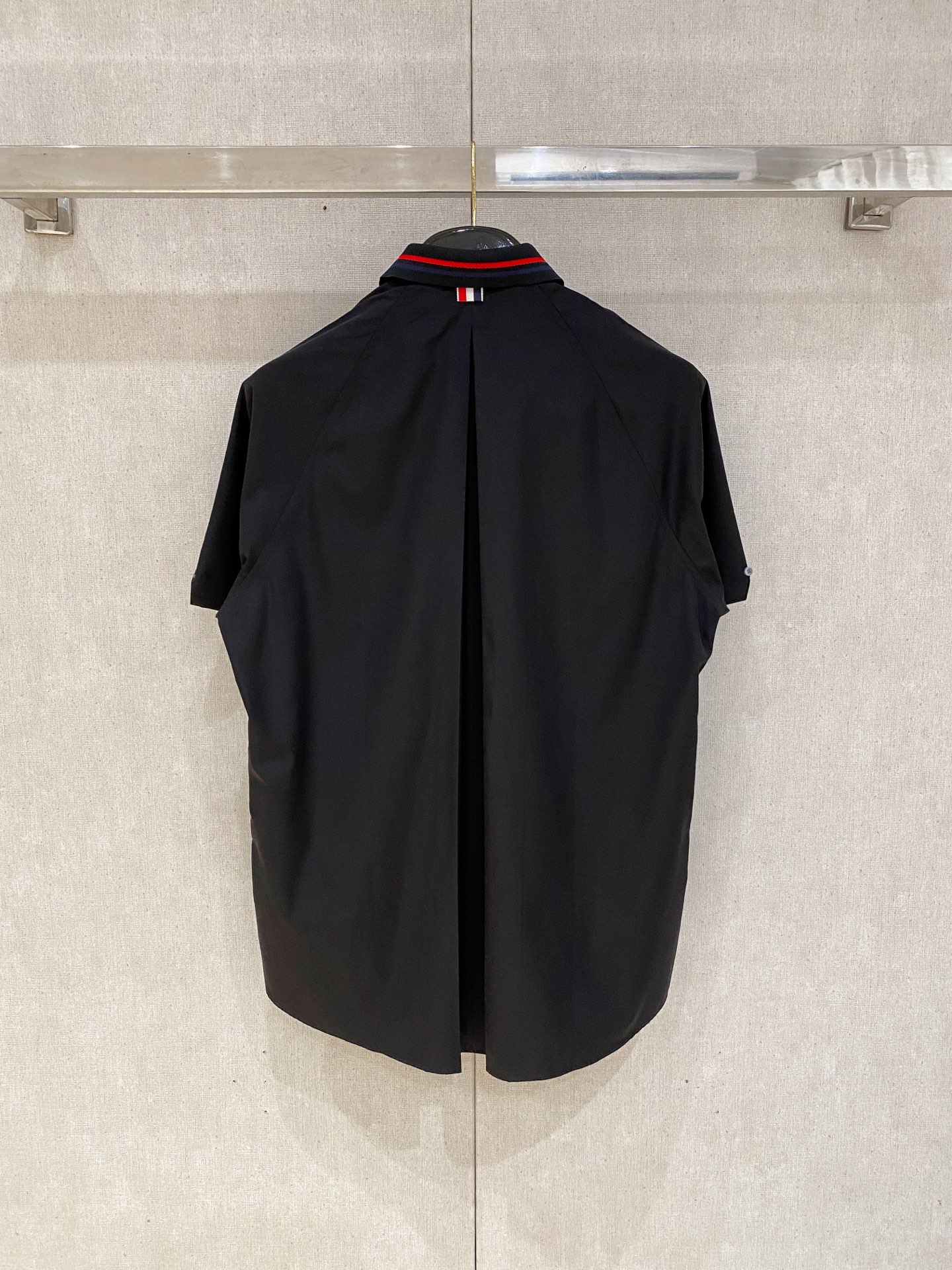 P，P轻盈雅致，短袖衬衫——25年春夏日里的温柔守候短袖衬衫，臻品定制系列的材质、精湛的工艺细节和卓越的