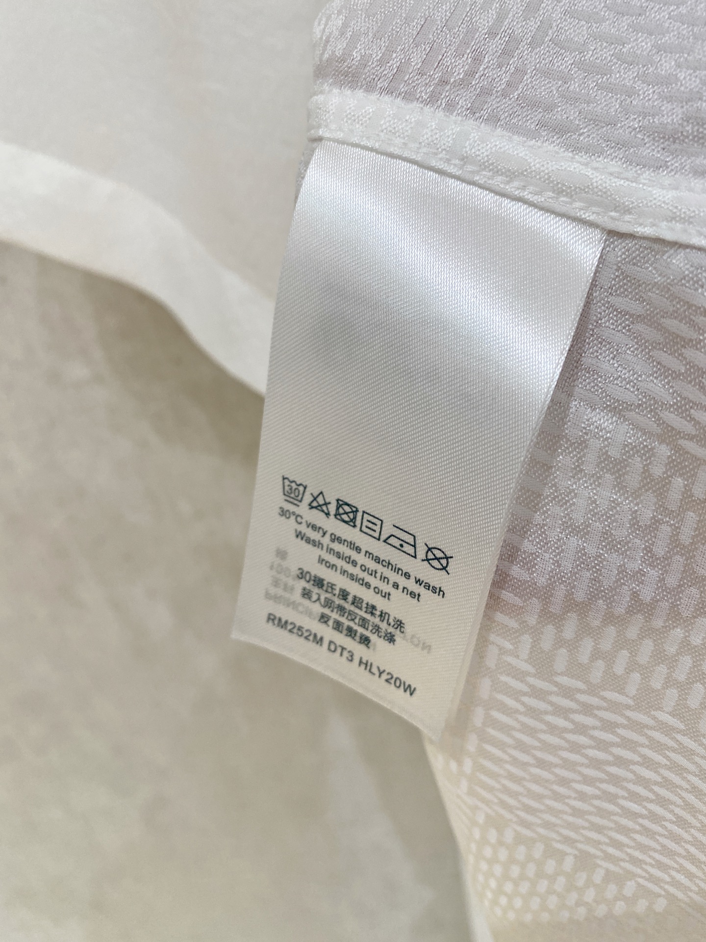 P，P轻盈雅致，短袖衬衫——25年春夏日里的温柔守候短袖衬衫，臻品定制系列的材质、精湛的工艺细节和卓越的