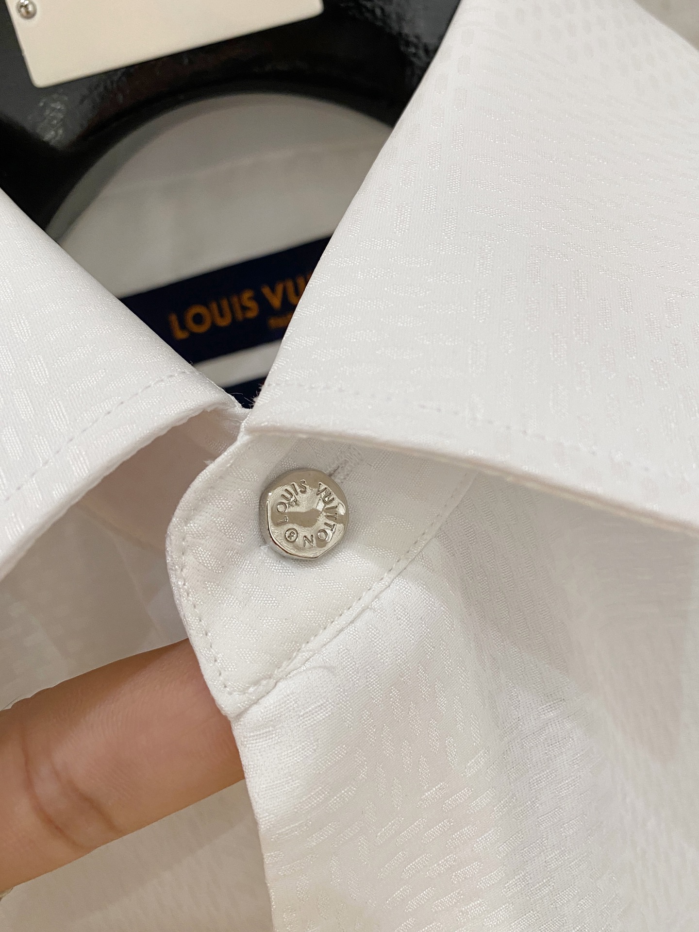 P，P轻盈雅致，短袖衬衫——25年春夏日里的温柔守候短袖衬衫，臻品定制系列的材质、精湛的工艺细节和卓越的