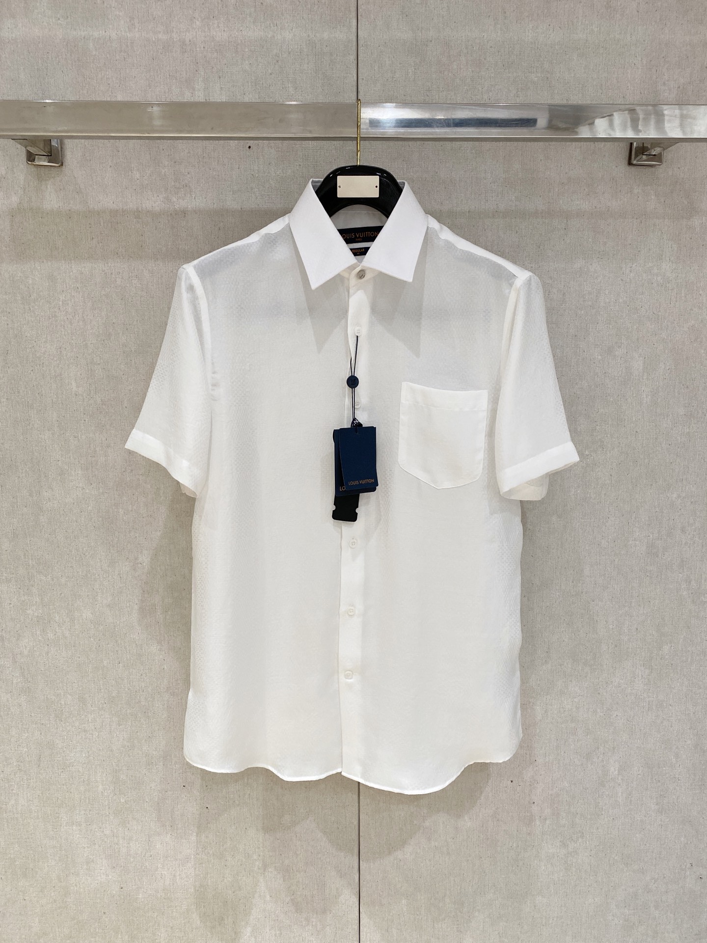 P，P轻盈雅致，短袖衬衫——25年春夏日里的温柔守候短袖衬衫，臻品定制系列的材质、精湛的工艺细节和卓越的