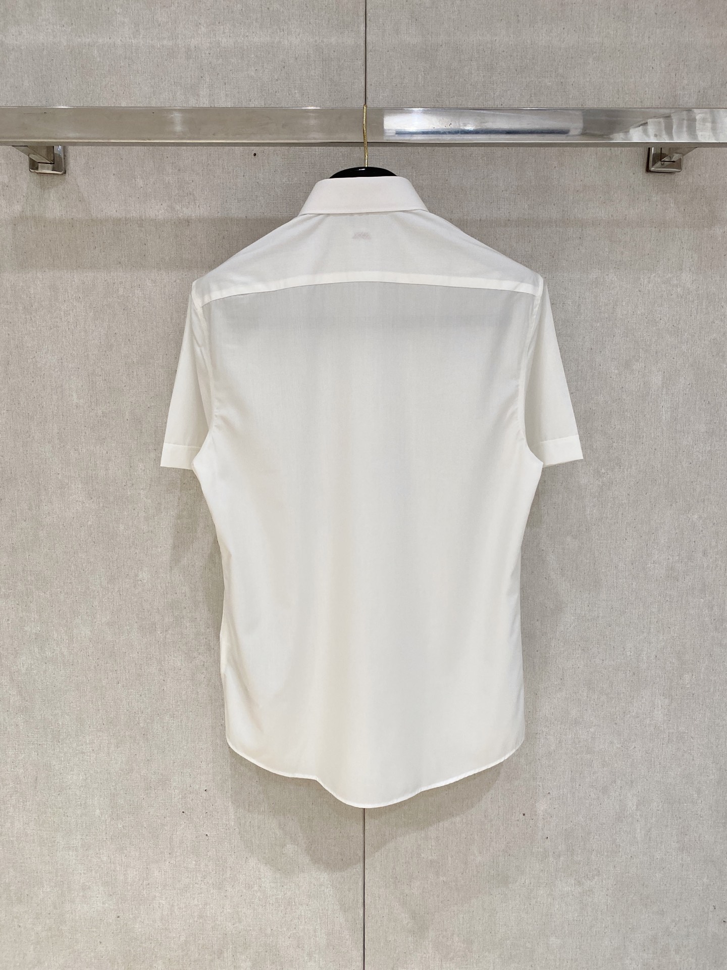 P，P轻盈雅致，短袖衬衫——25年春夏日里的温柔守候短袖衬衫，臻品定制系列的材质、精湛的工艺细节和卓越的