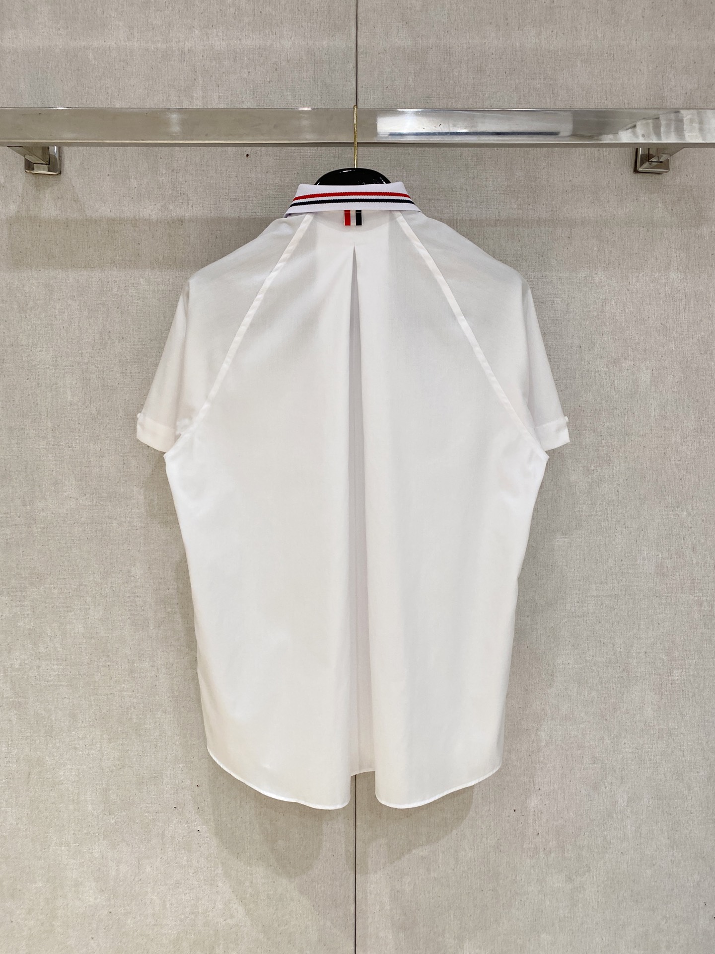 P，P轻盈雅致，短袖衬衫——25年春夏日里的温柔守候短袖衬衫，臻品定制系列的材质、精湛的工艺细节和卓越的