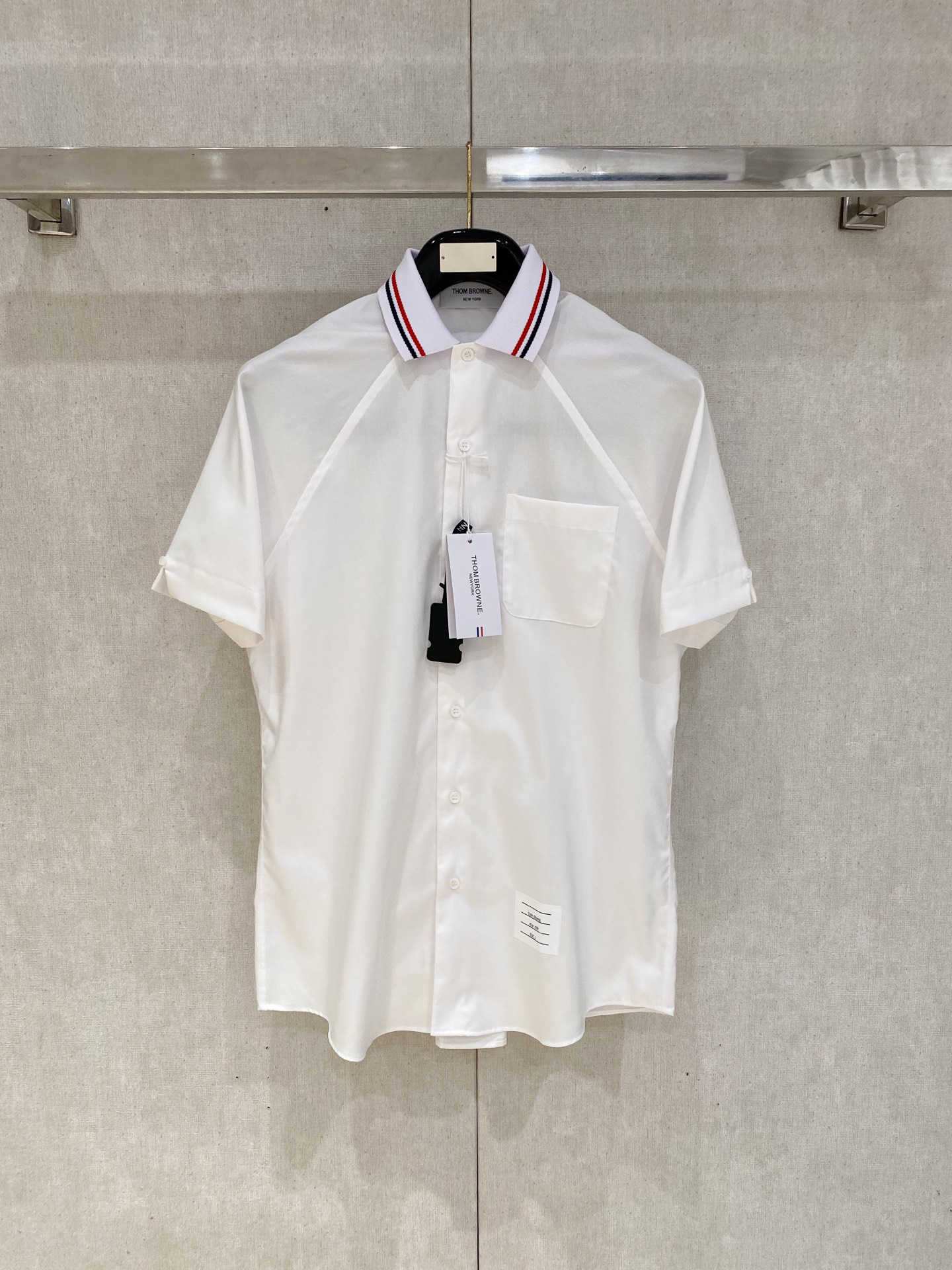 P，P轻盈雅致，短袖衬衫——25年春夏日里的温柔守候短袖衬衫，臻品定制系列的材质、精湛的工艺细节和卓越的