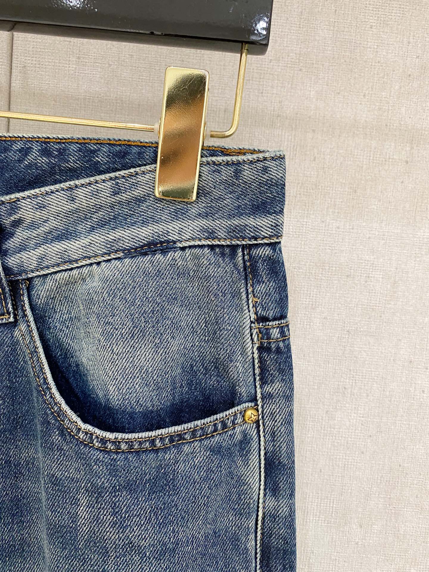  官网专柜同步有售，原单狠货，超级有范儿的一款牛仔裤，定制原版水洗牛仔面料，独特设计，顶级印花工艺字母图