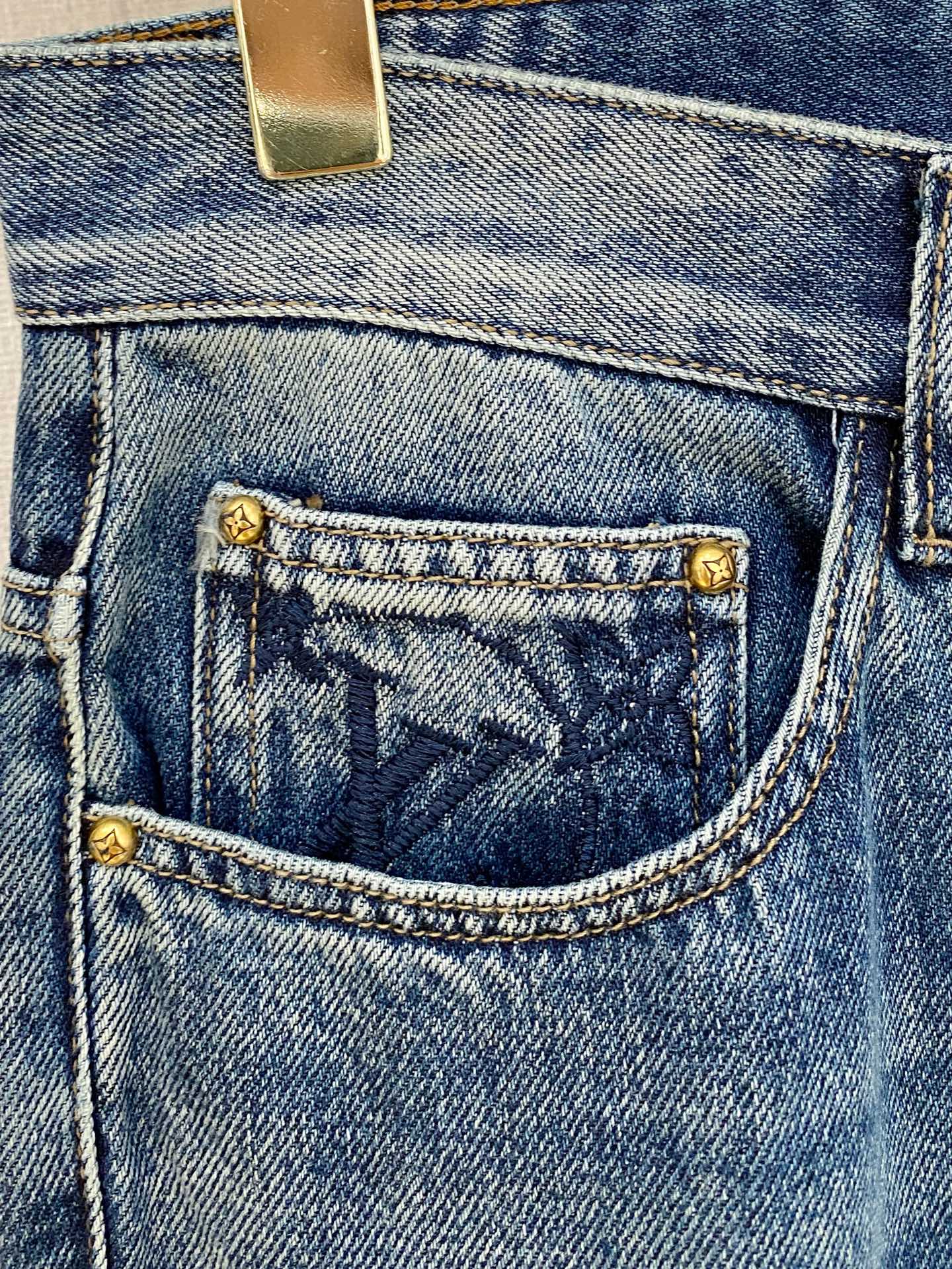  官网专柜同步有售，原单狠货，超级有范儿的一款牛仔裤，定制原版水洗牛仔面料，独特设计，顶级印花工艺字母图