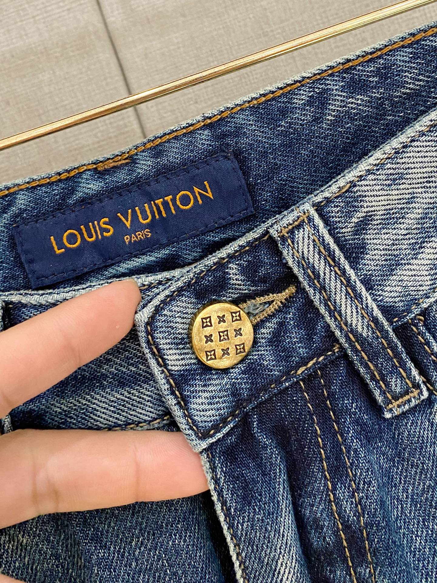  官网专柜同步有售，原单狠货，超级有范儿的一款牛仔裤，定制原版水洗牛仔面料，独特设计，顶级印花工艺字母图