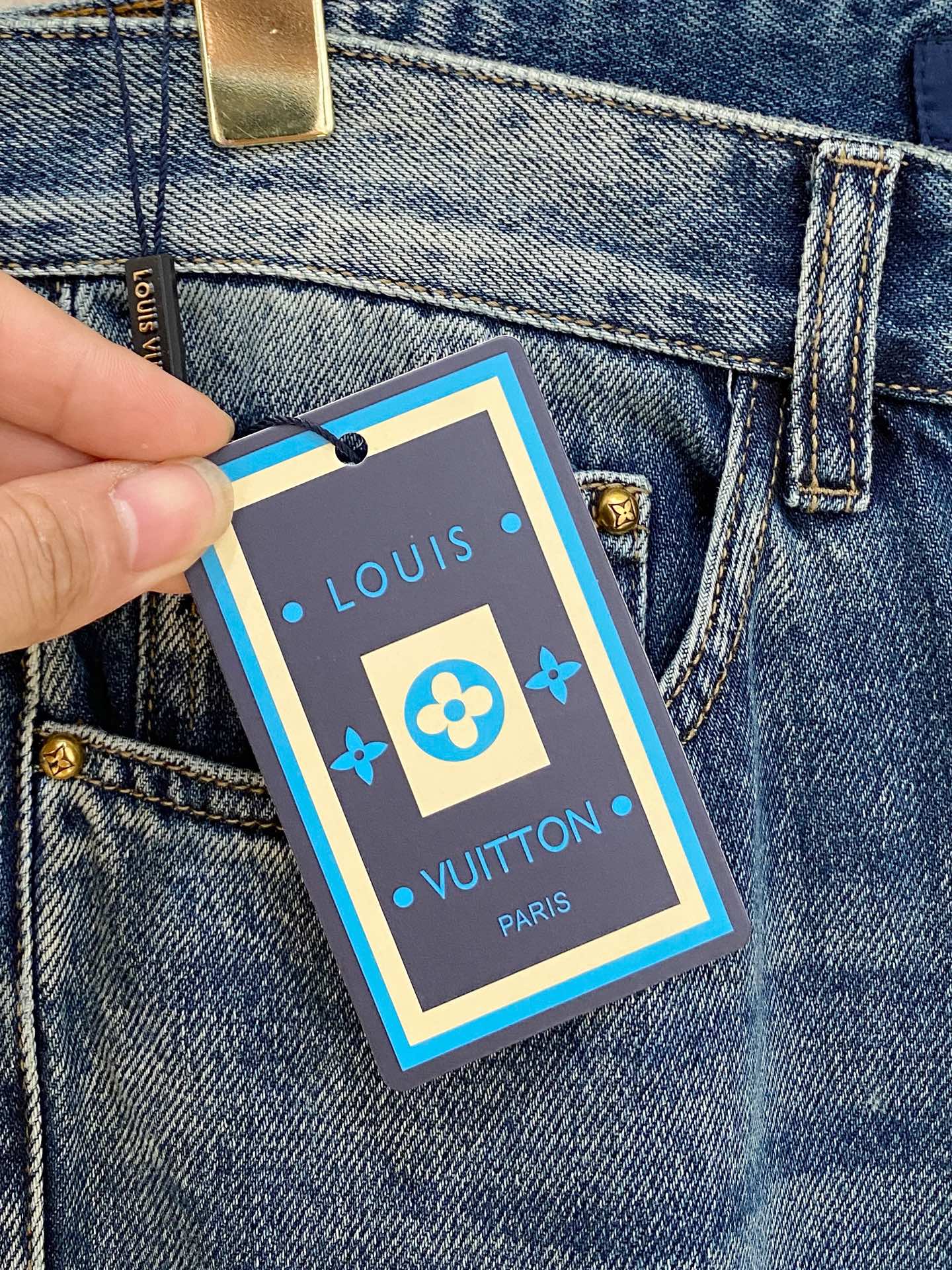  官网专柜同步有售，原单狠货，超级有范儿的一款牛仔裤，定制原版水洗牛仔面料，独特设计，顶级印花工艺字母图