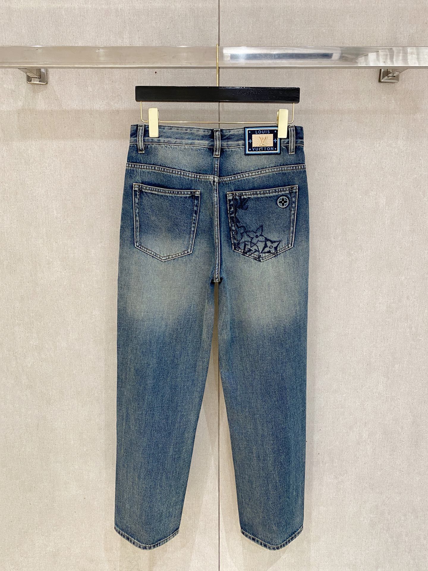  官网专柜同步有售，原单狠货，超级有范儿的一款牛仔裤，定制原版水洗牛仔面料，独特设计，顶级印花工艺字母图