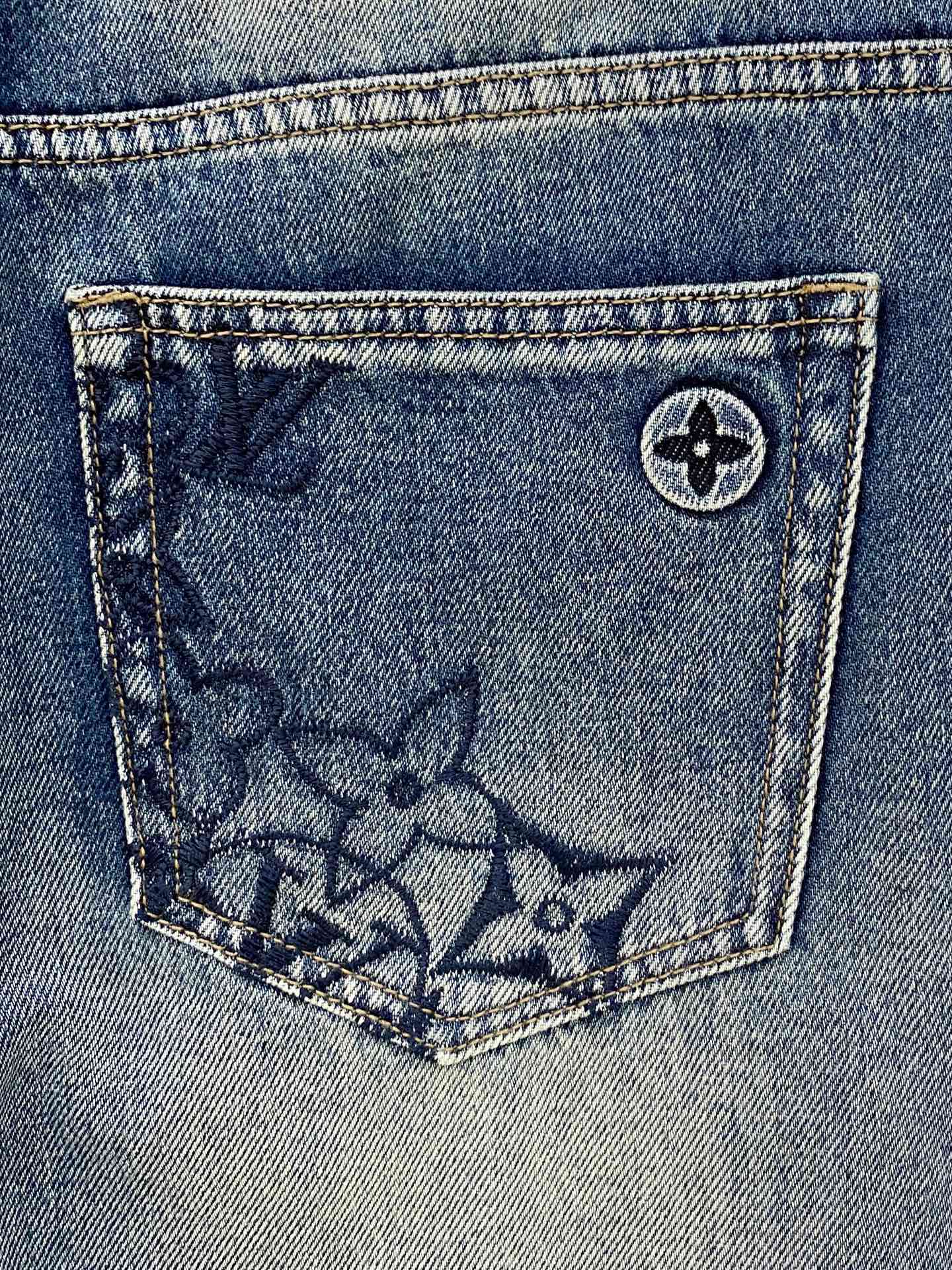  官网专柜同步有售，原单狠货，超级有范儿的一款牛仔裤，定制原版水洗牛仔面料，独特设计，顶级印花工艺字母图