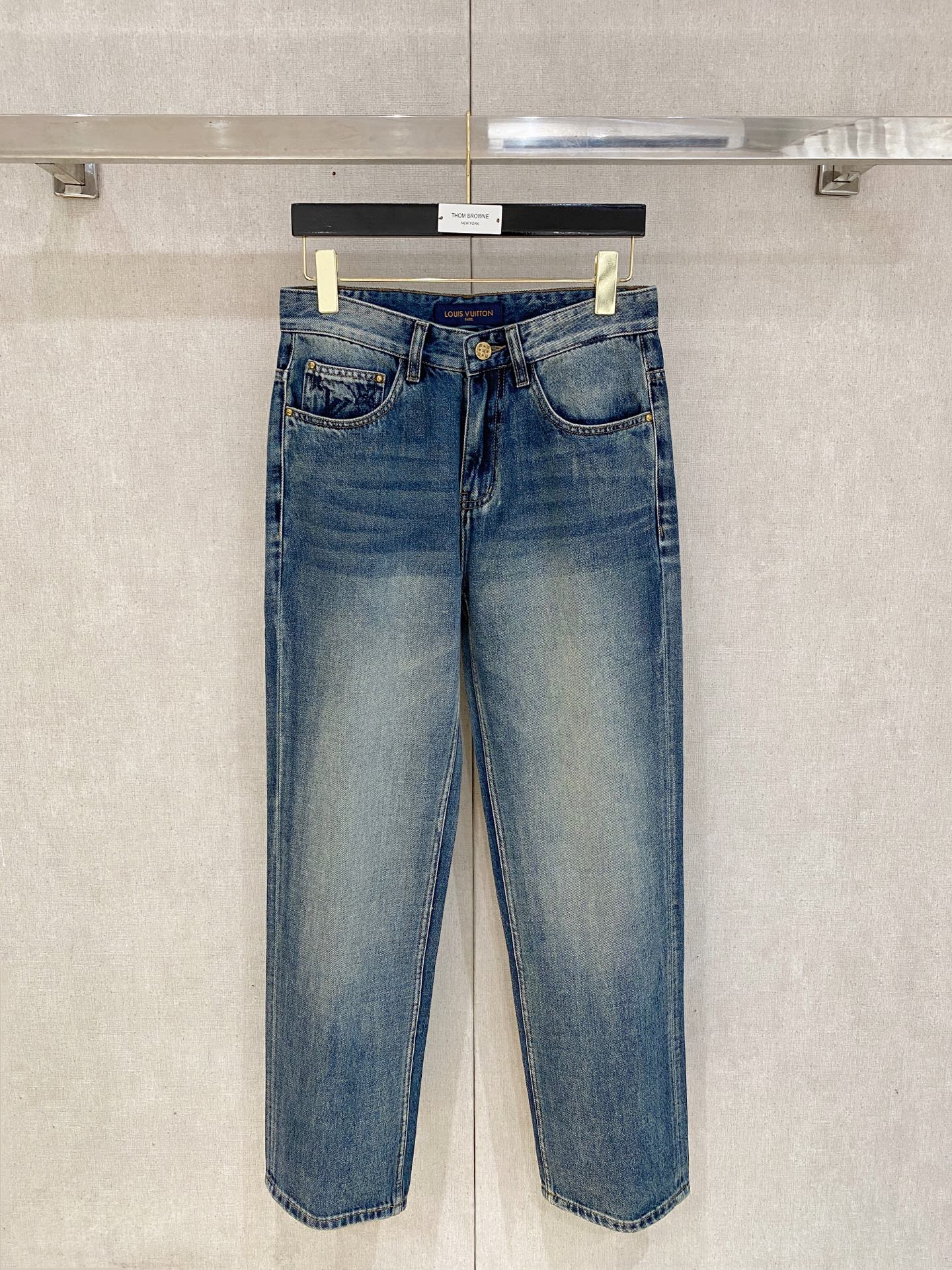  官网专柜同步有售，原单狠货，超级有范儿的一款牛仔裤，定制原版水洗牛仔面料，独特设计，顶级印花工艺字母图